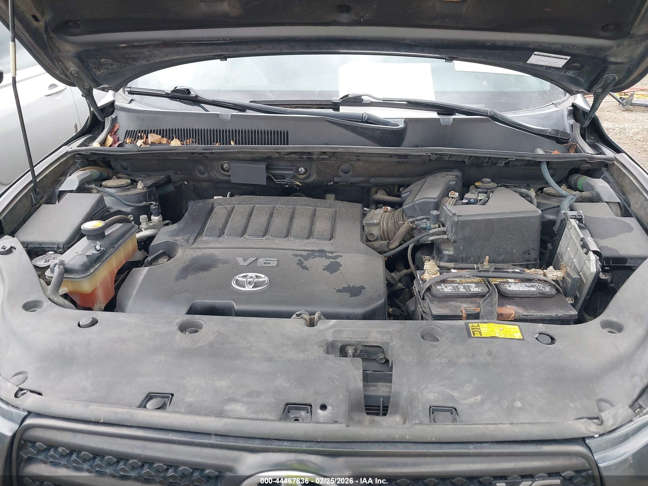 TOYOTA RAV4 image 10