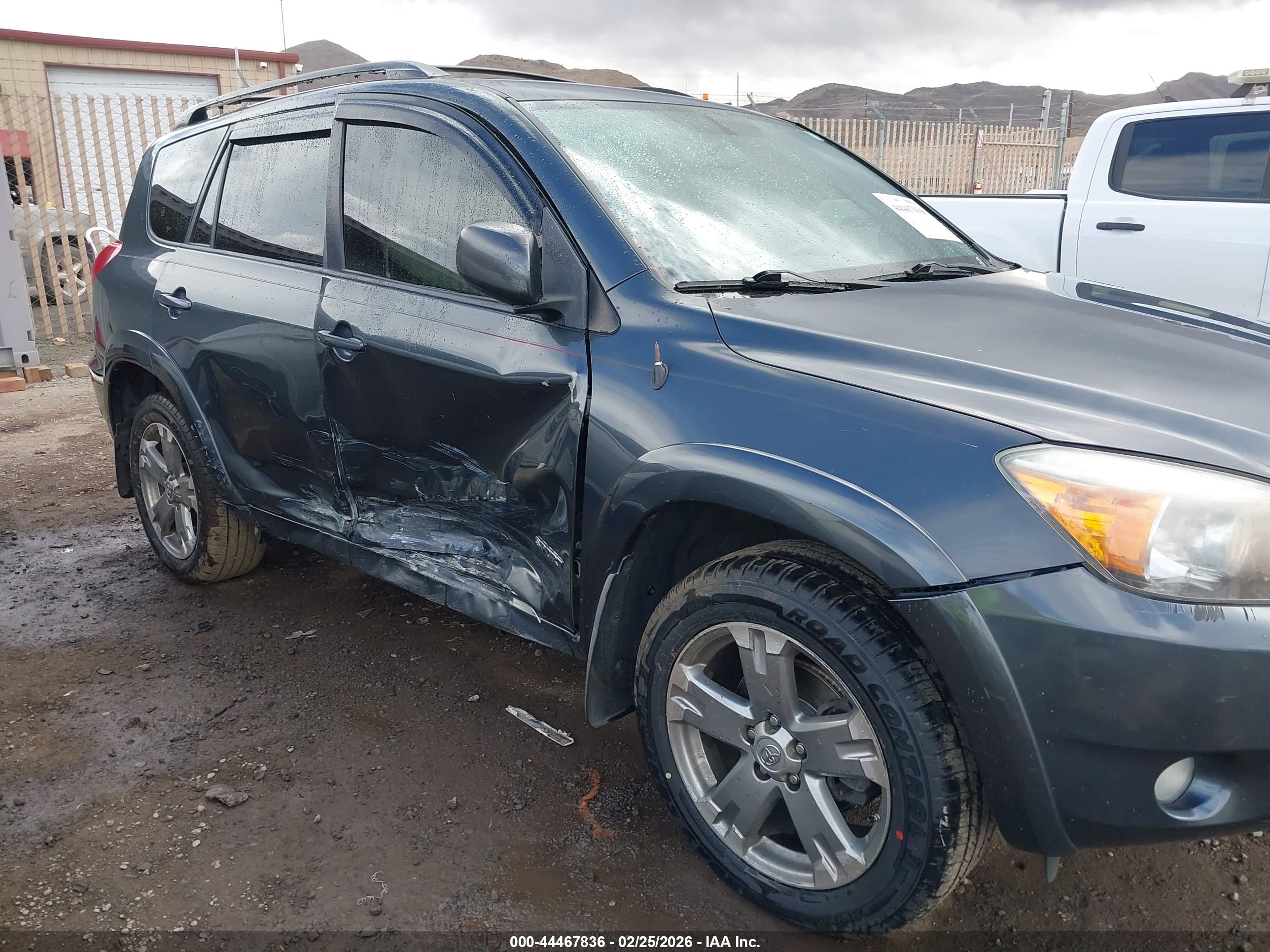 TOYOTA RAV4 image 6