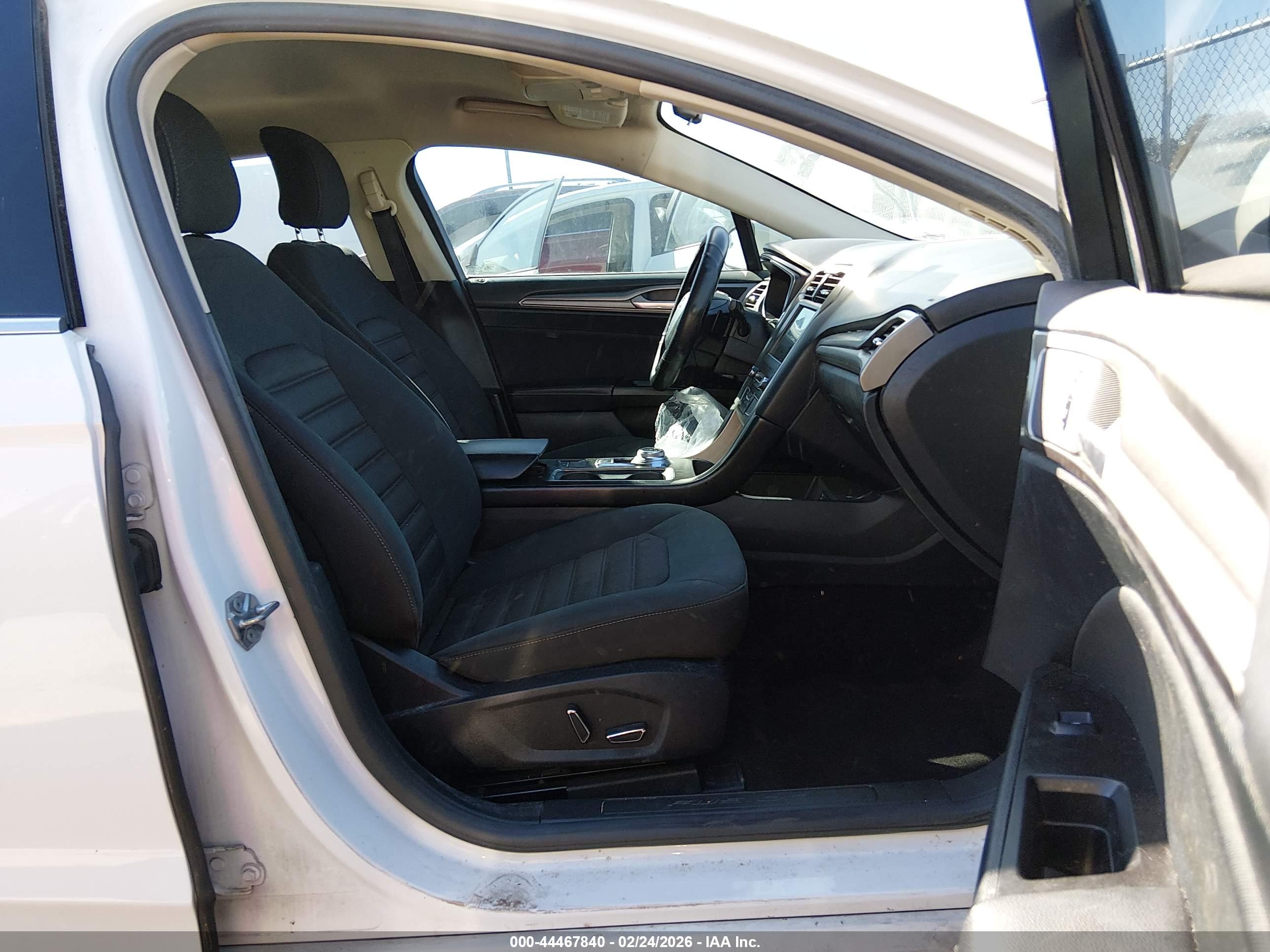 FORD FUSION image 5