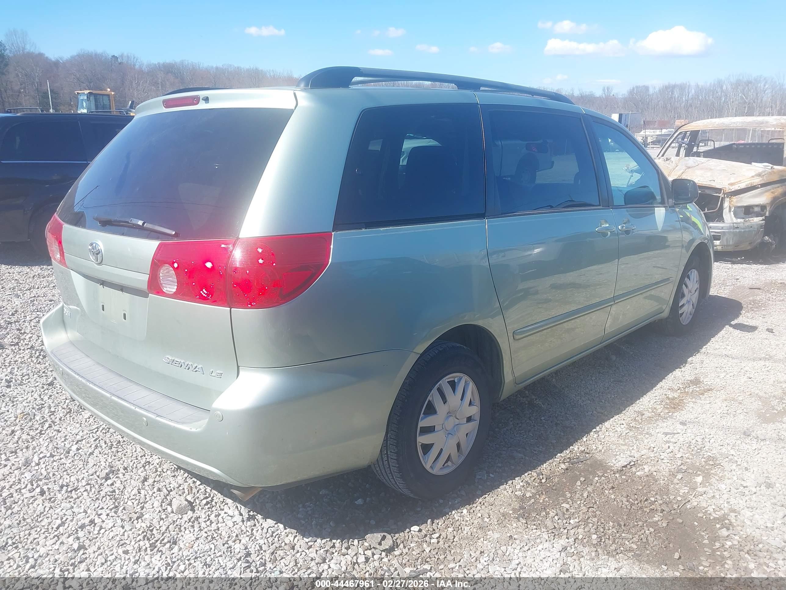 TOYOTA SIENNA image 4