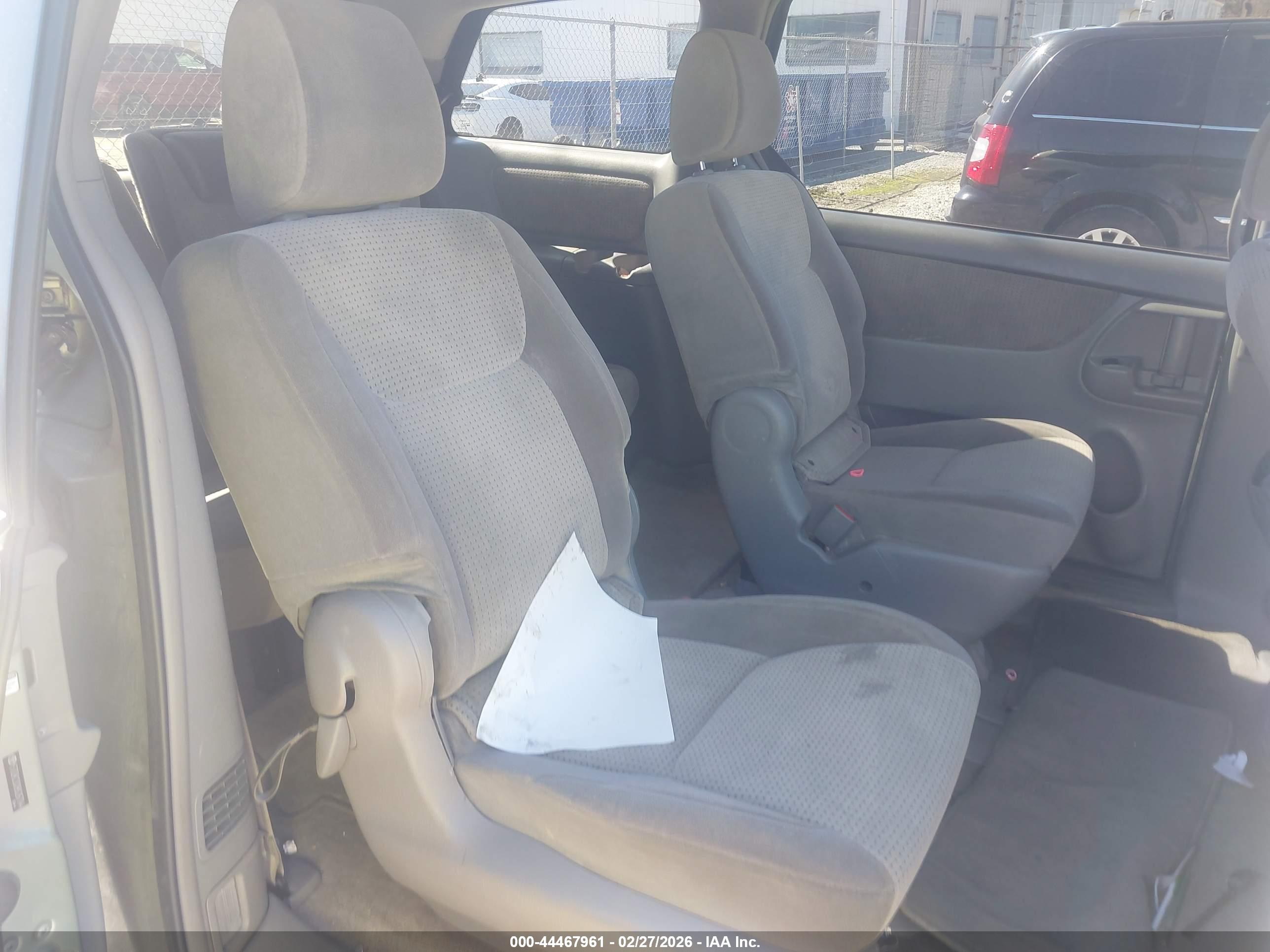 TOYOTA SIENNA image 8