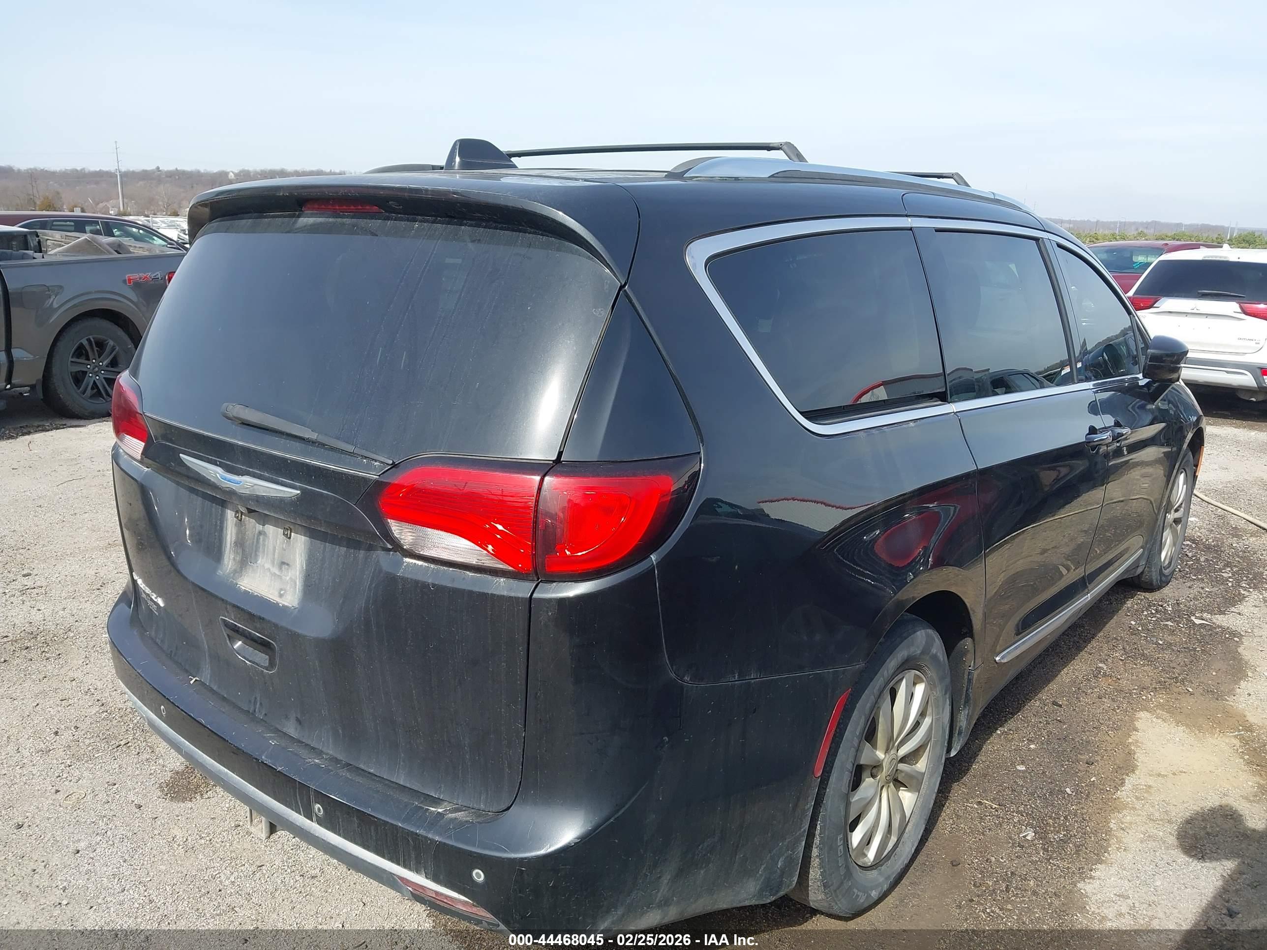 CHRYSLER PACIFICA image 4