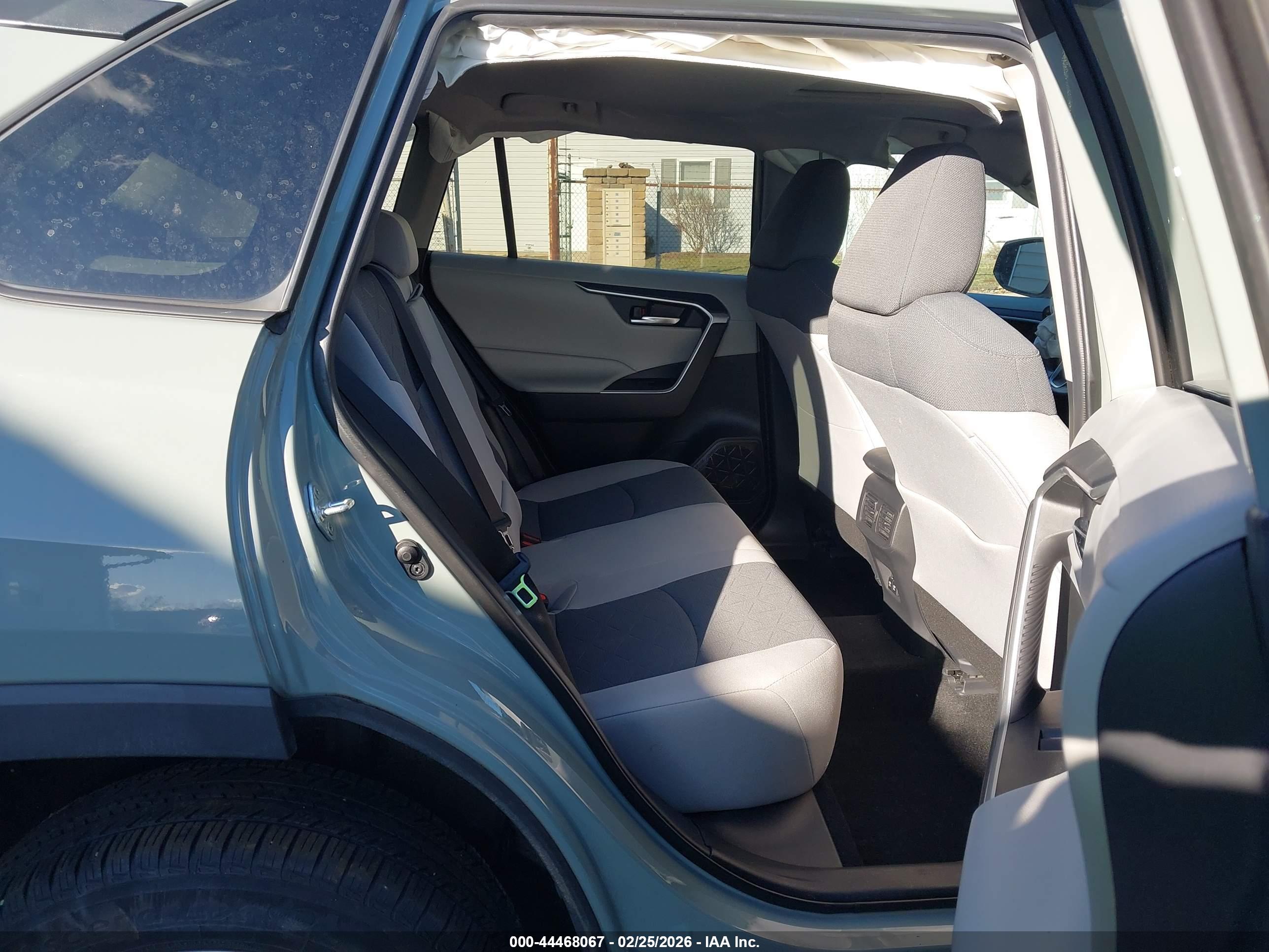 TOYOTA RAV4 image 8