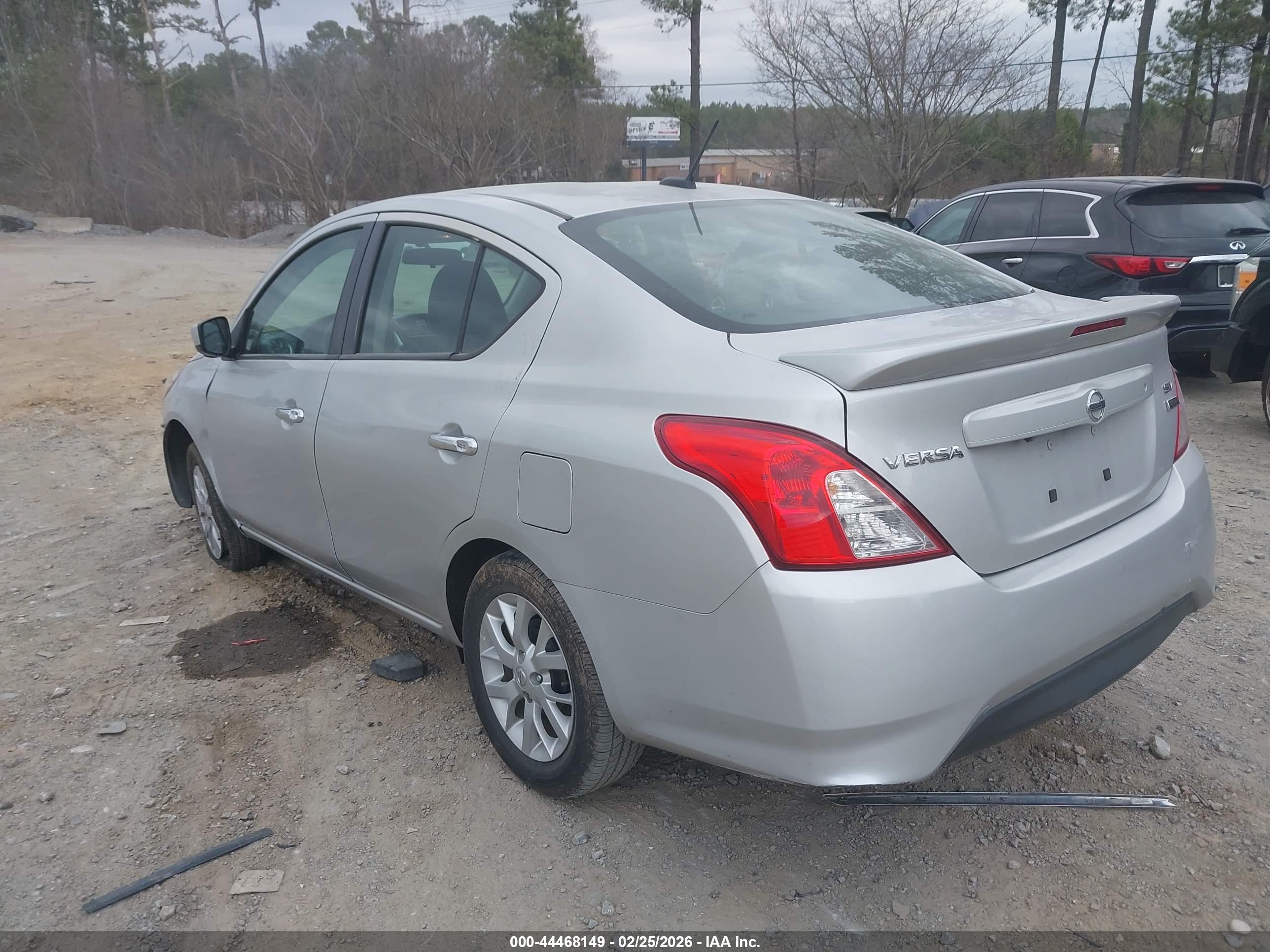 NISSAN VERSA image 3