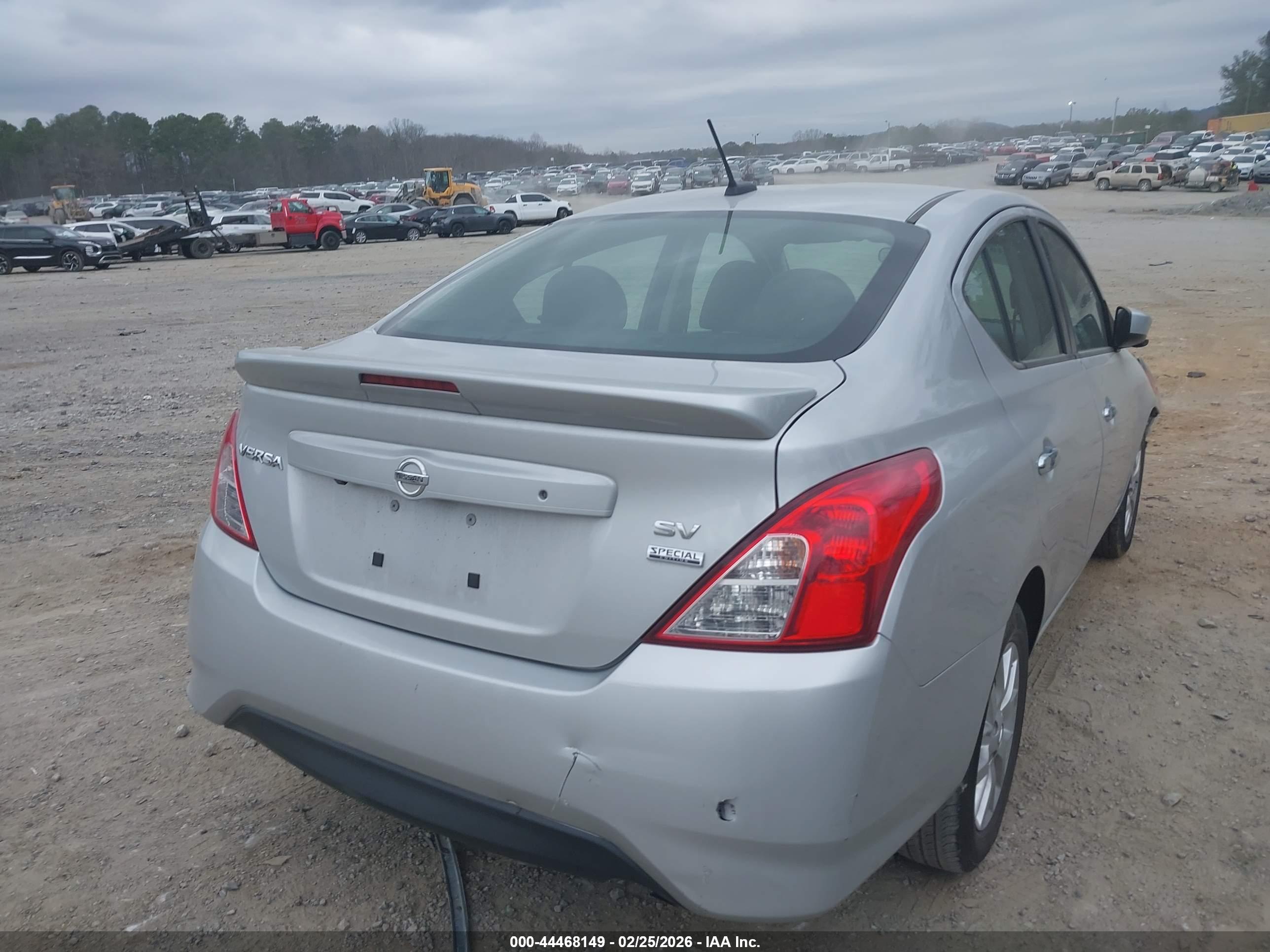 NISSAN VERSA image 4