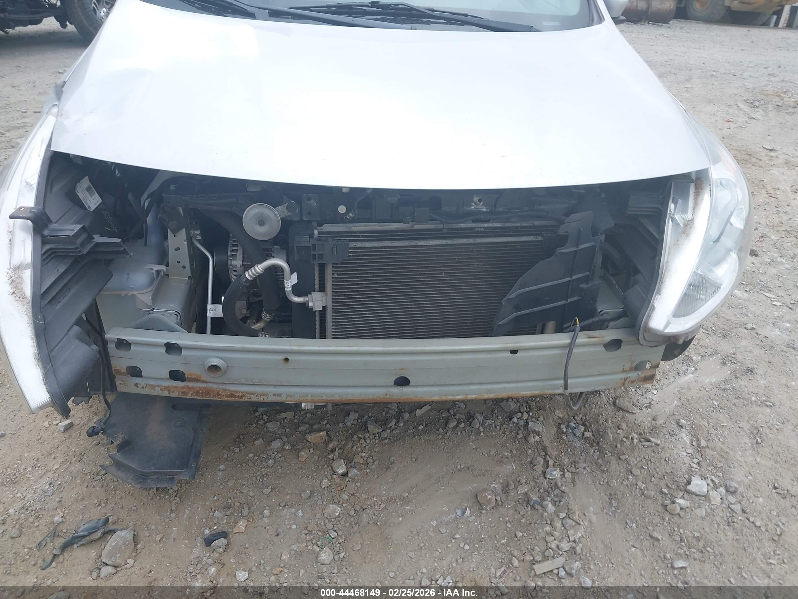 NISSAN VERSA image 6