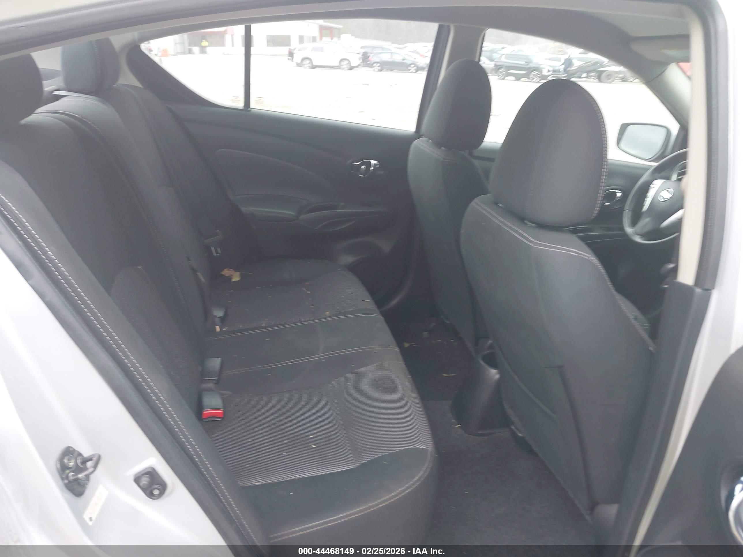 NISSAN VERSA image 8