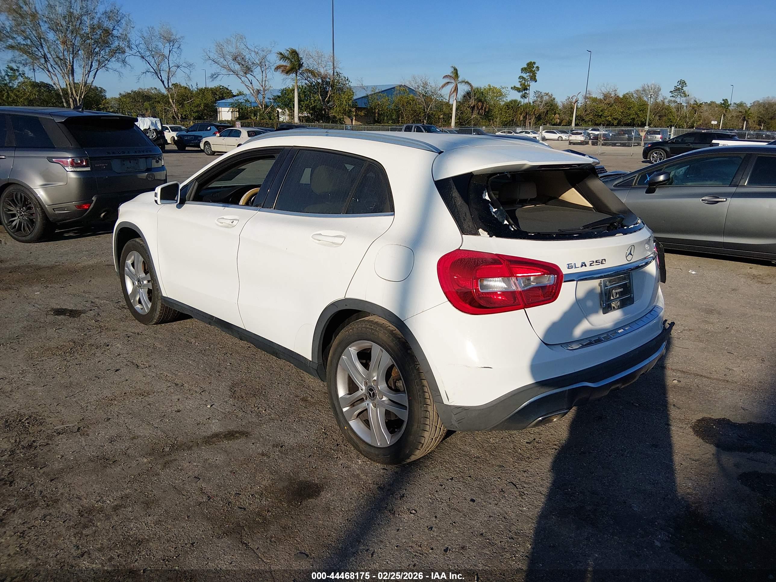 MERCEDES-BENZ GLA image 3