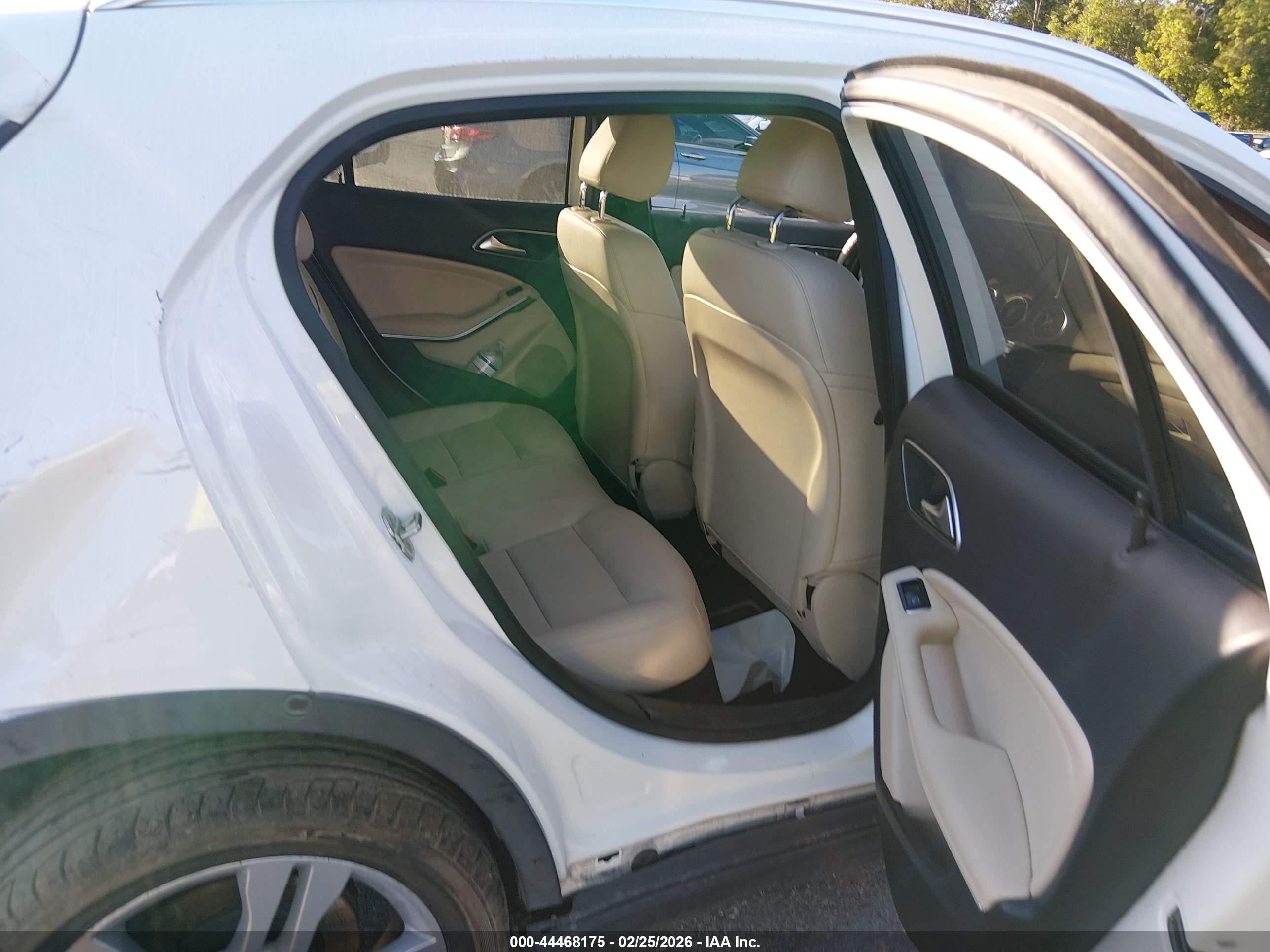 MERCEDES-BENZ GLA image 8