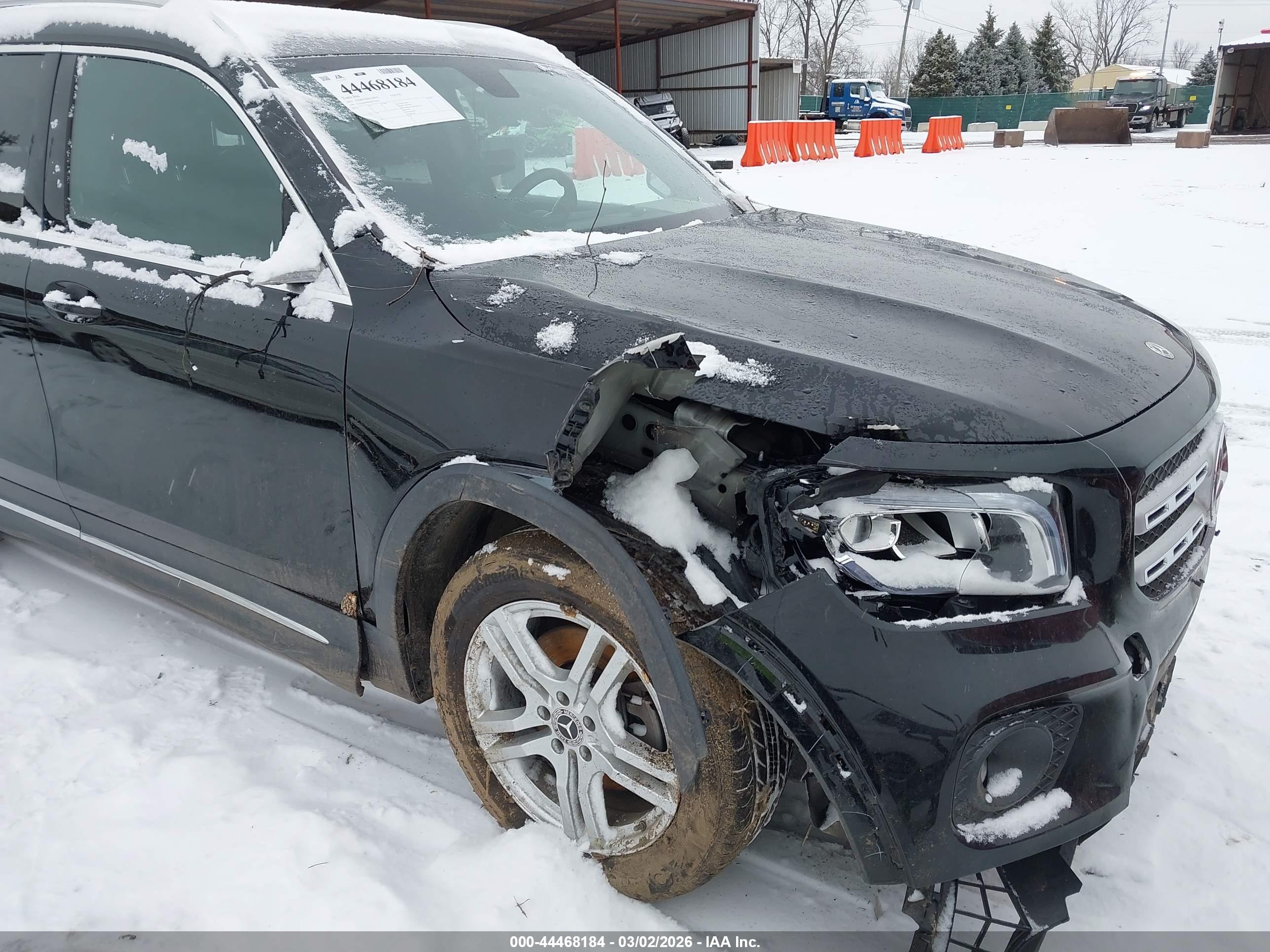 MERCEDES-BENZ GLB image 6