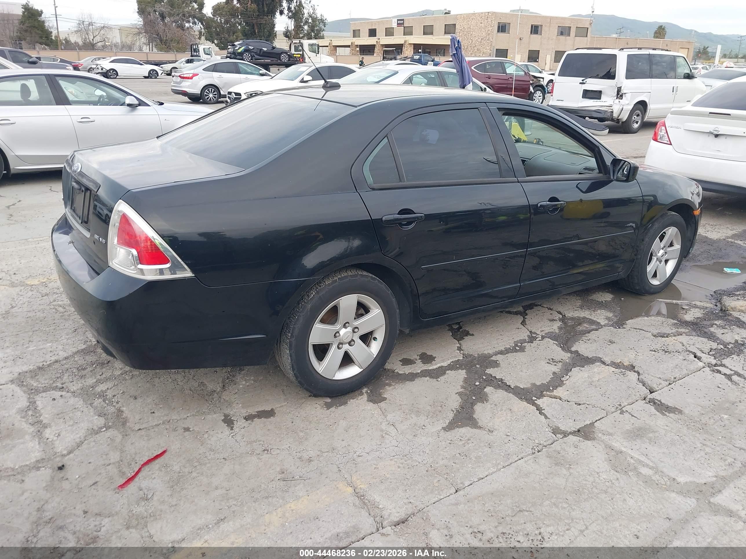 FORD FUSION image 4