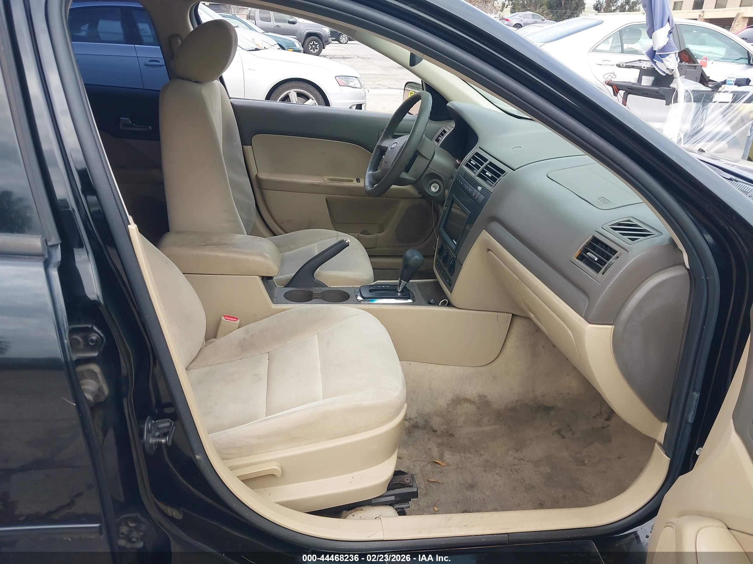 FORD FUSION image 5