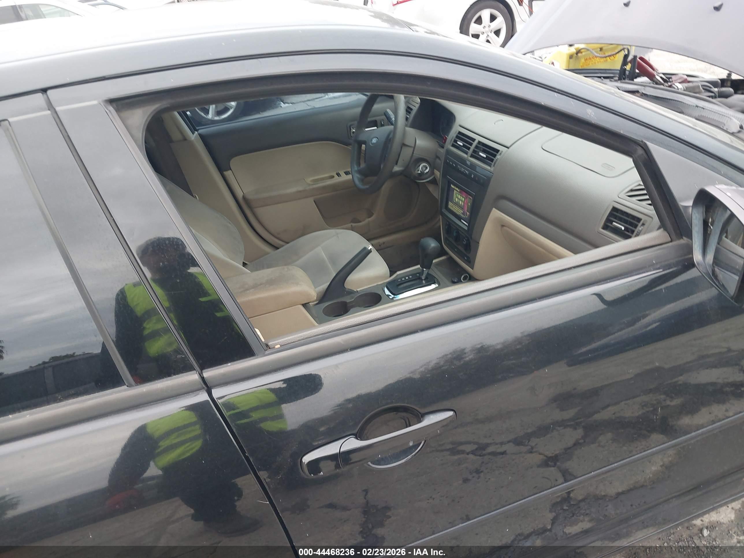 FORD FUSION image 6