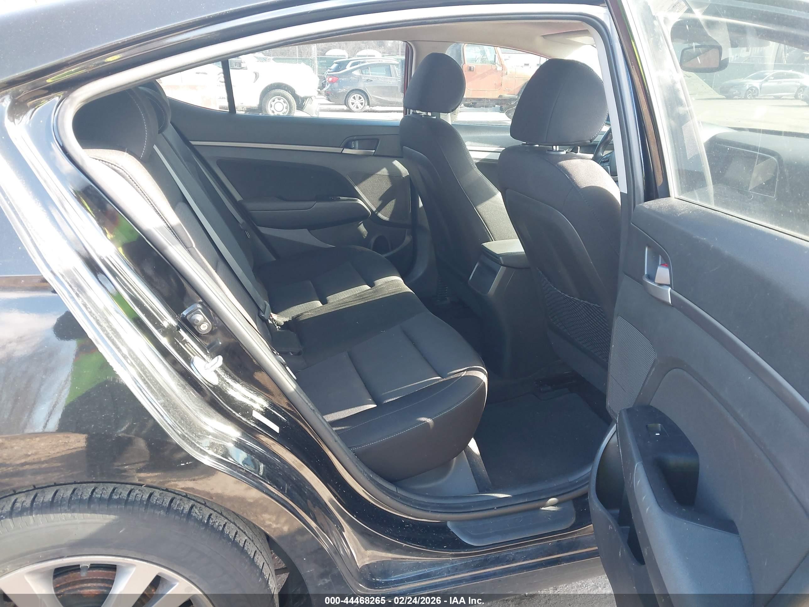 HYUNDAI ELANTRA image 8