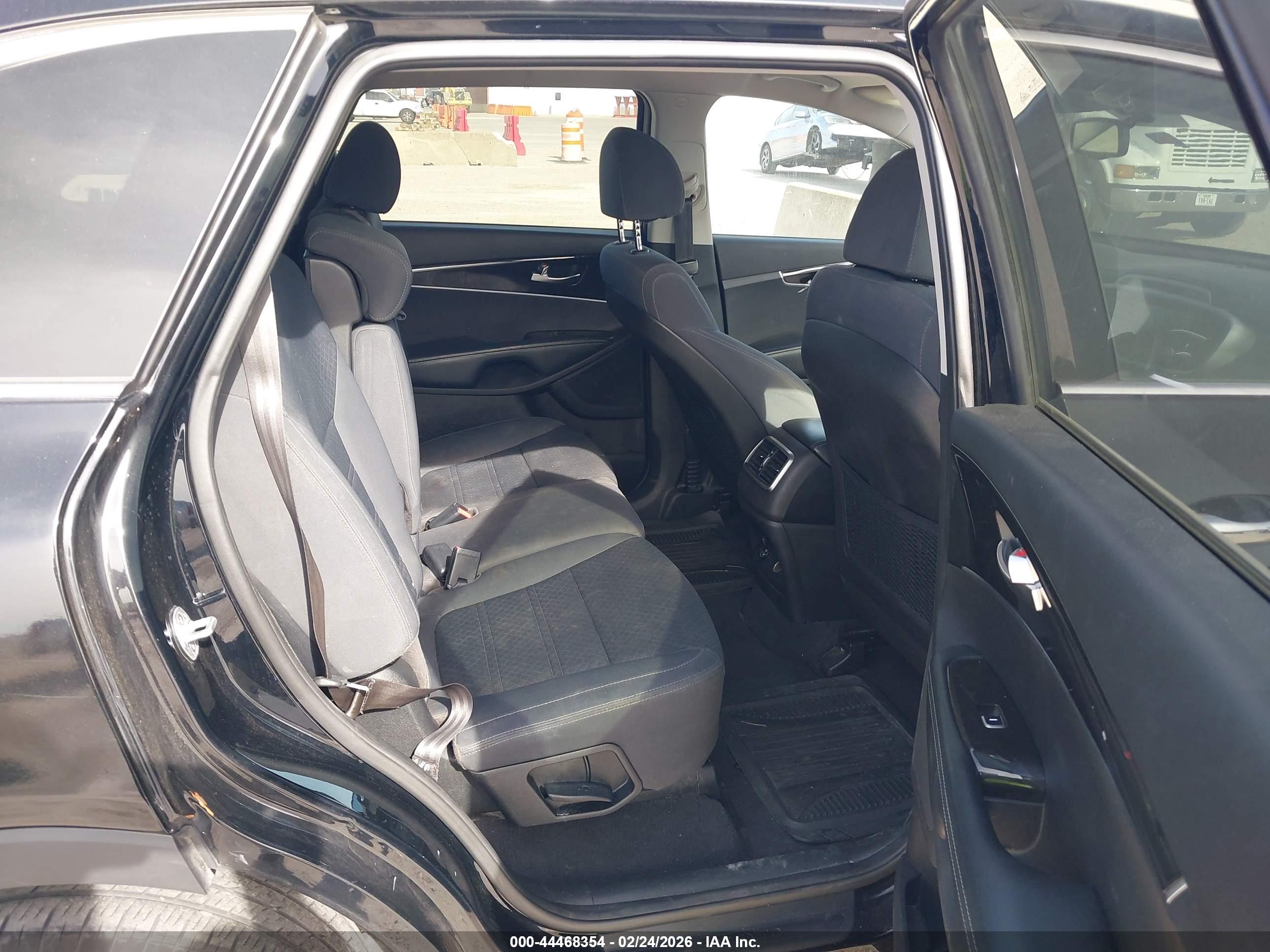 KIA SORENTO image 8