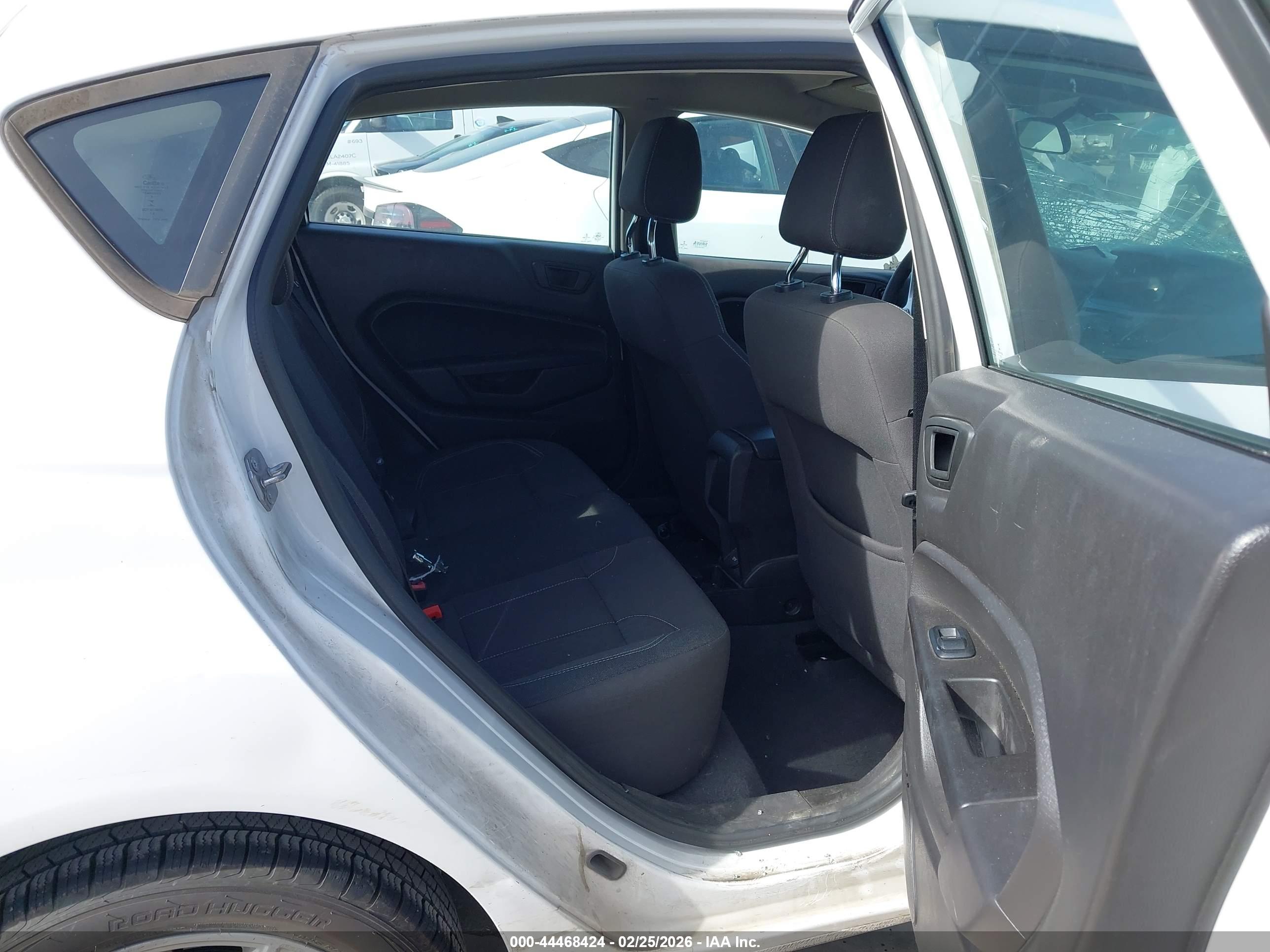 FORD FIESTA image 8