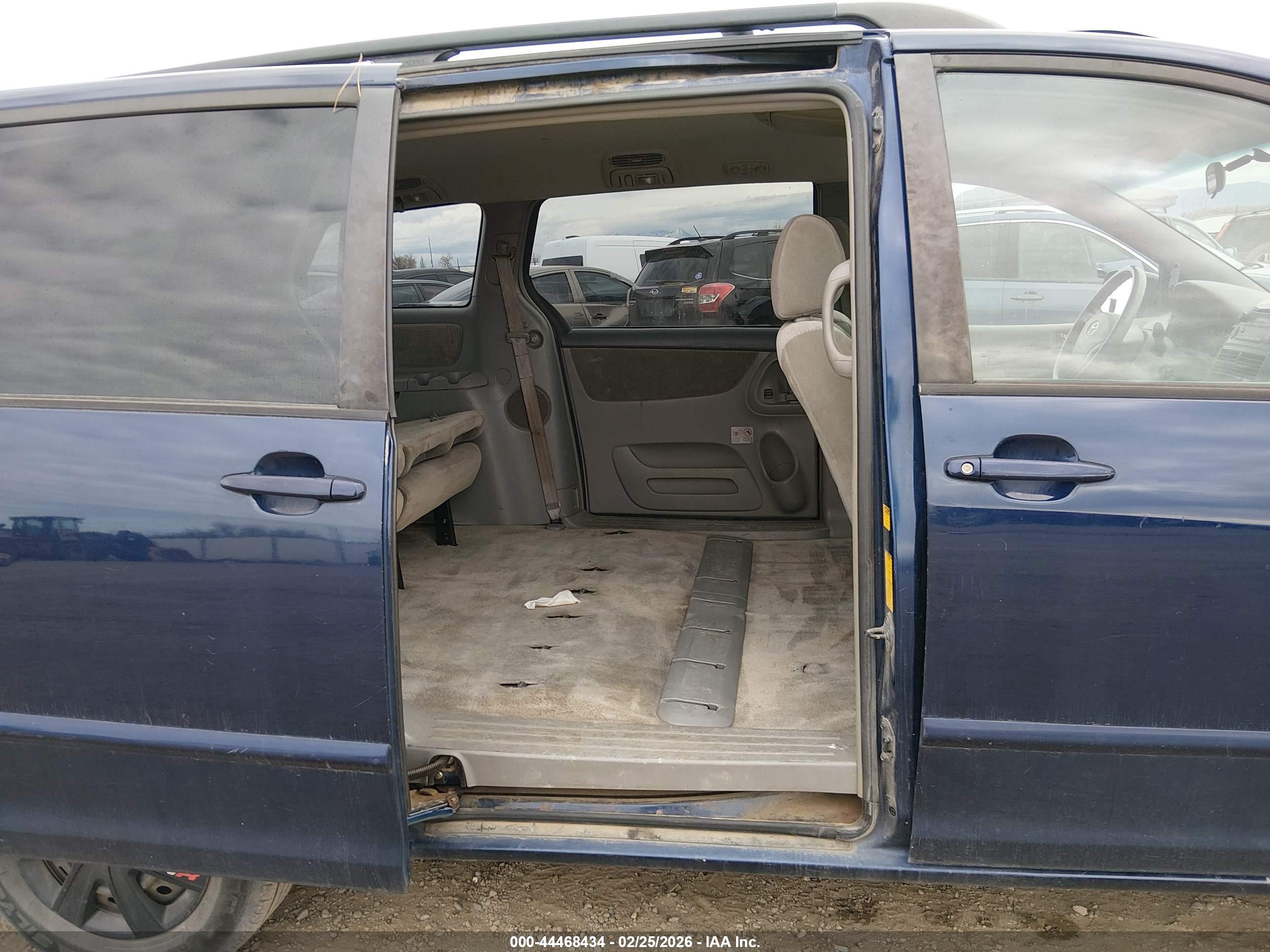 TOYOTA SIENNA image 8
