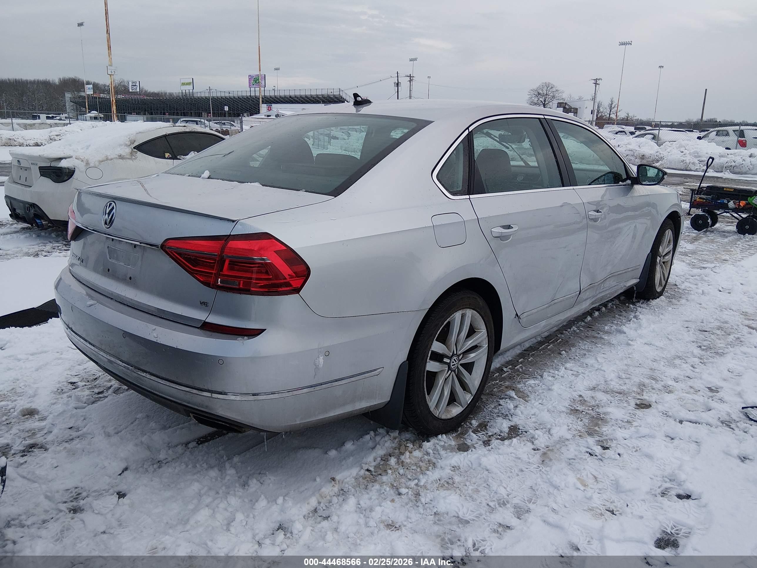 VOLKSWAGEN PASSAT image 4