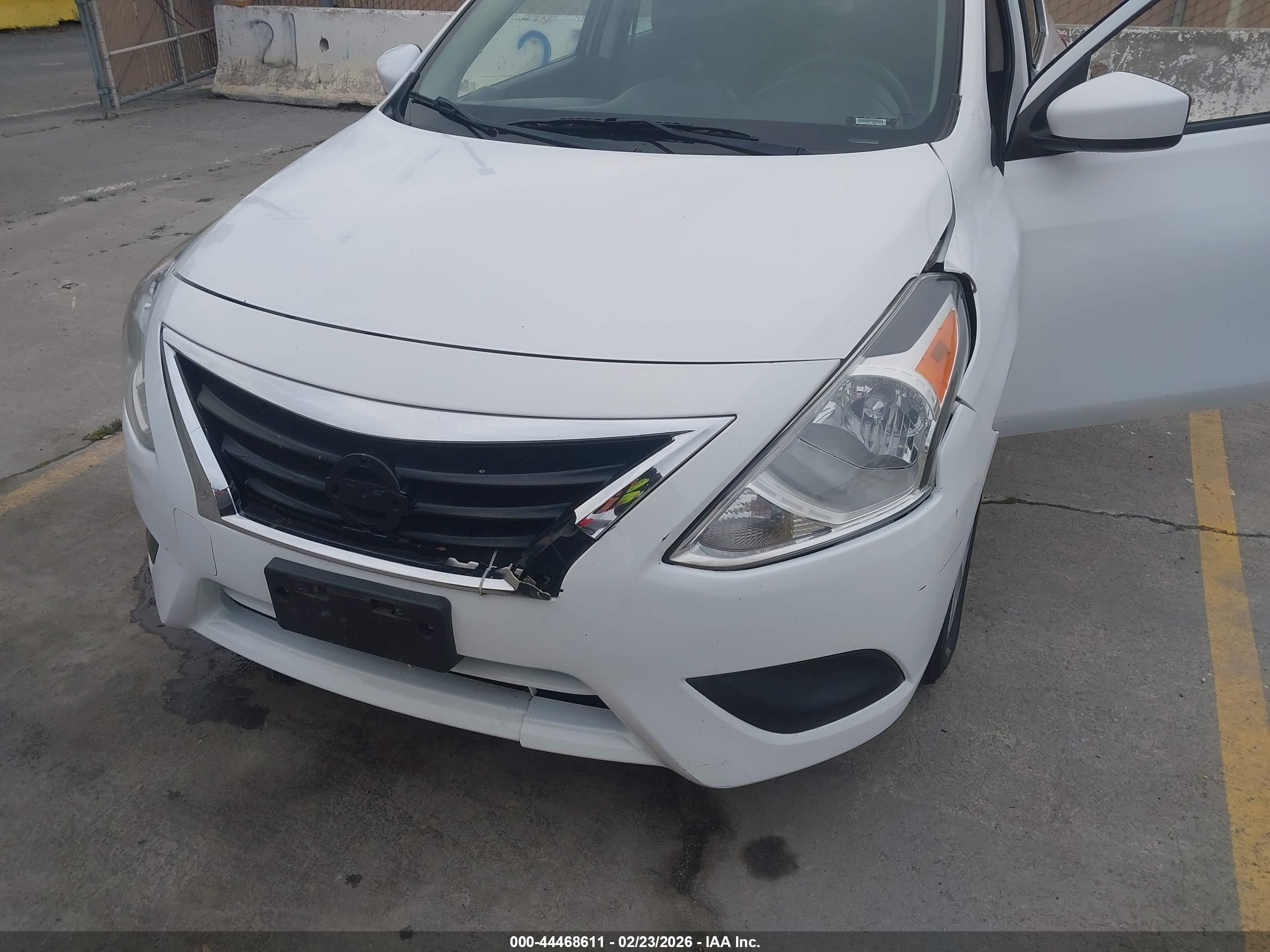 NISSAN VERSA image 6