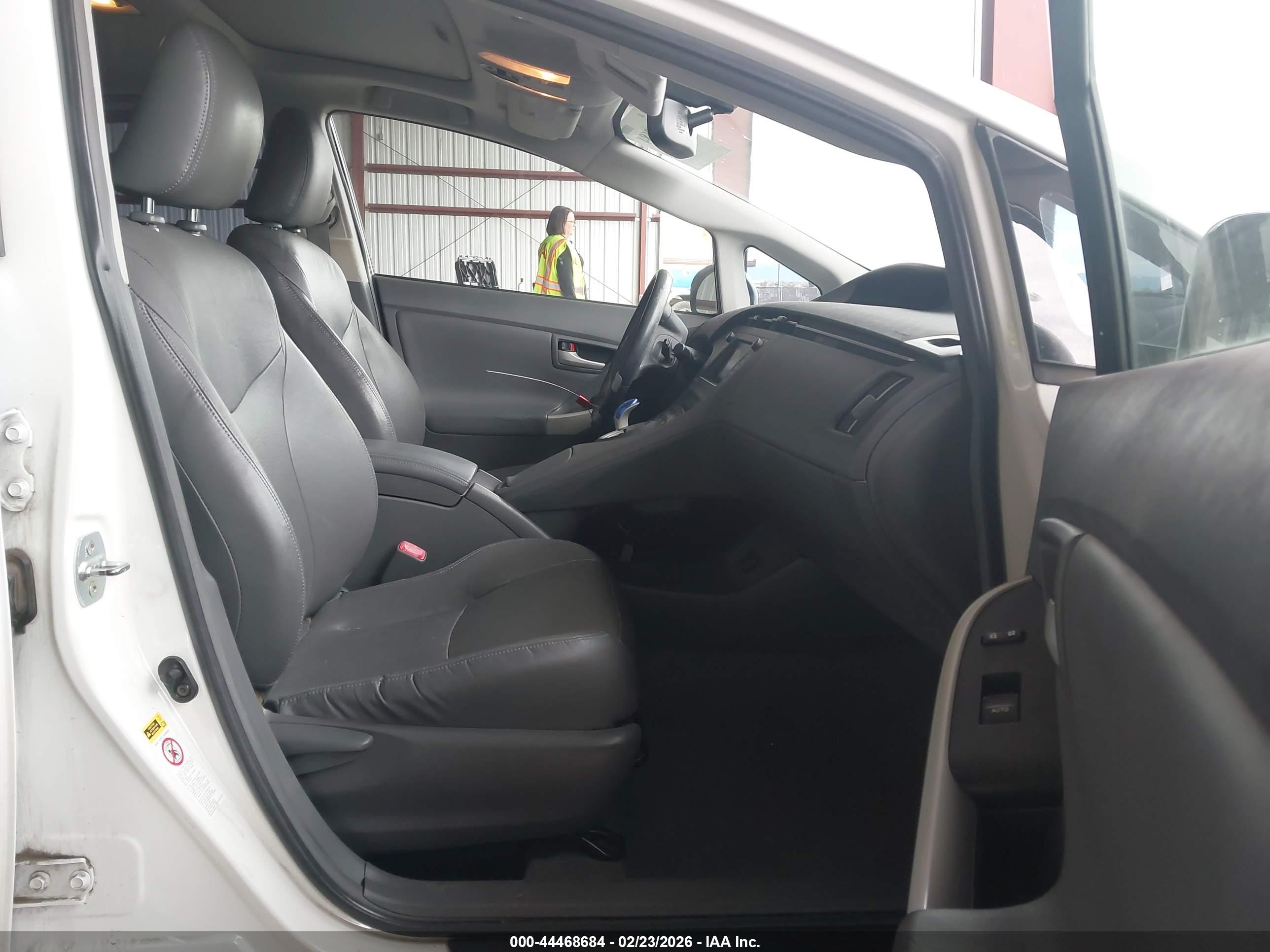 TOYOTA PRIUS image 5