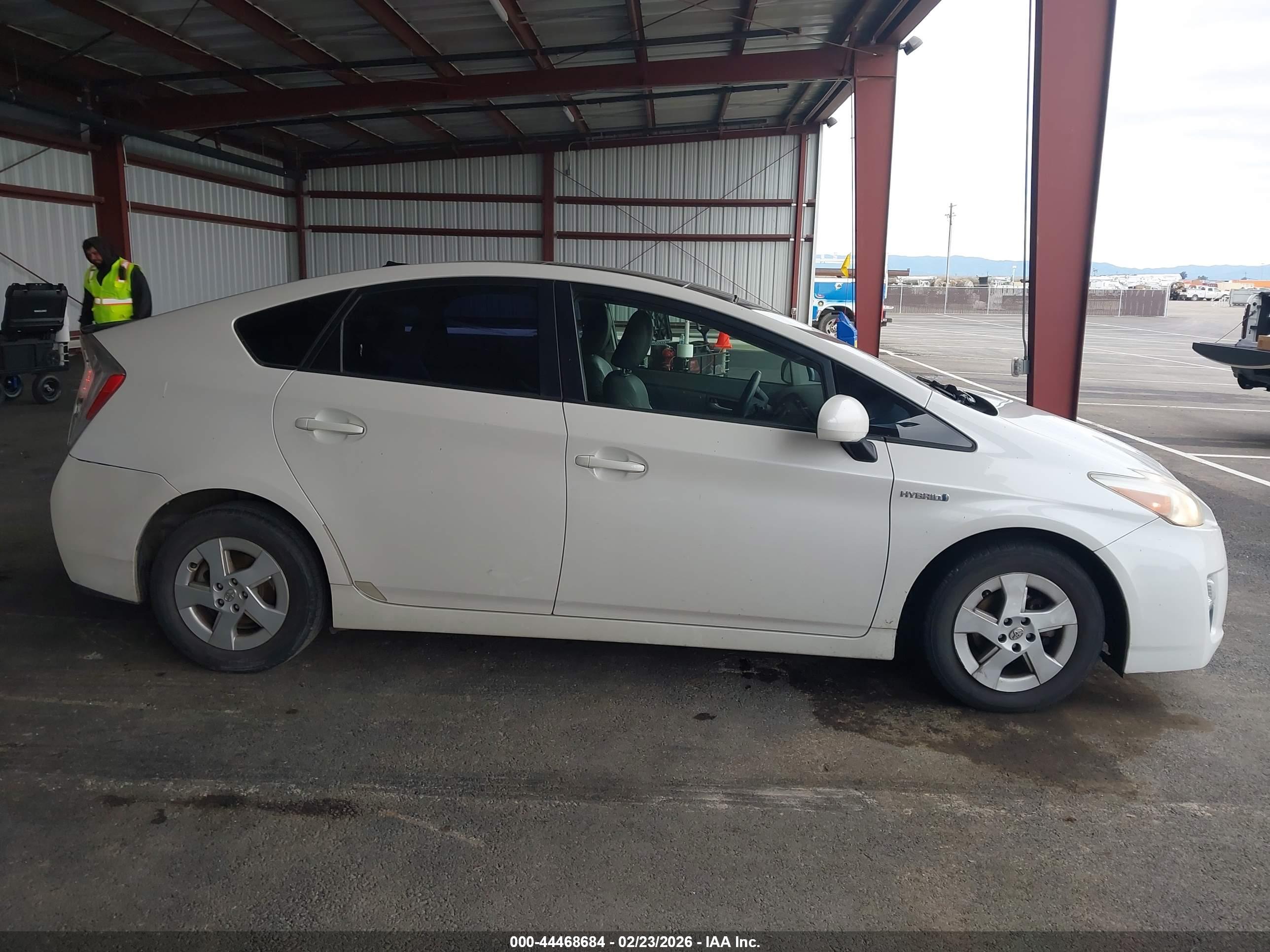 TOYOTA PRIUS image 6