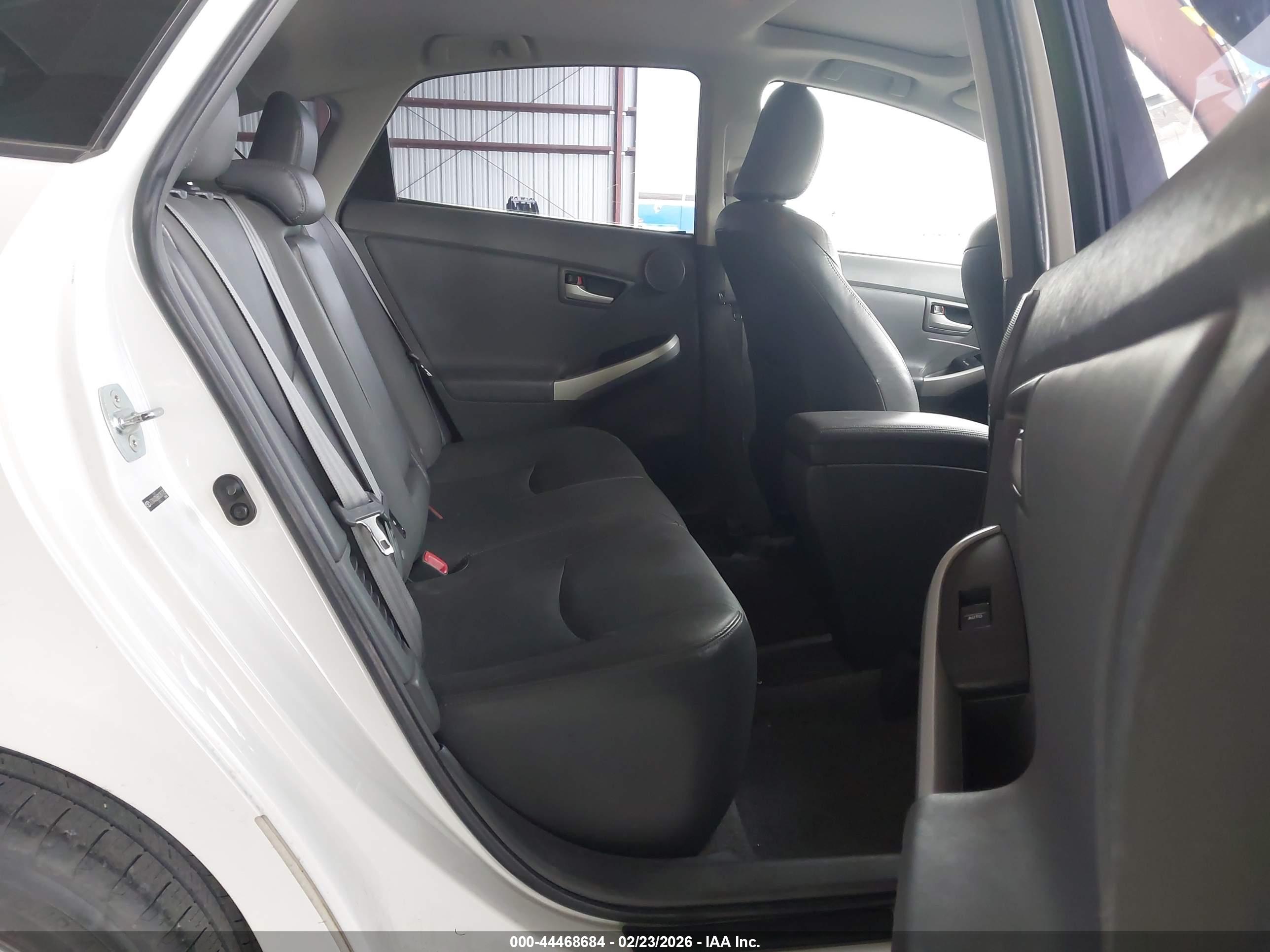 TOYOTA PRIUS image 8