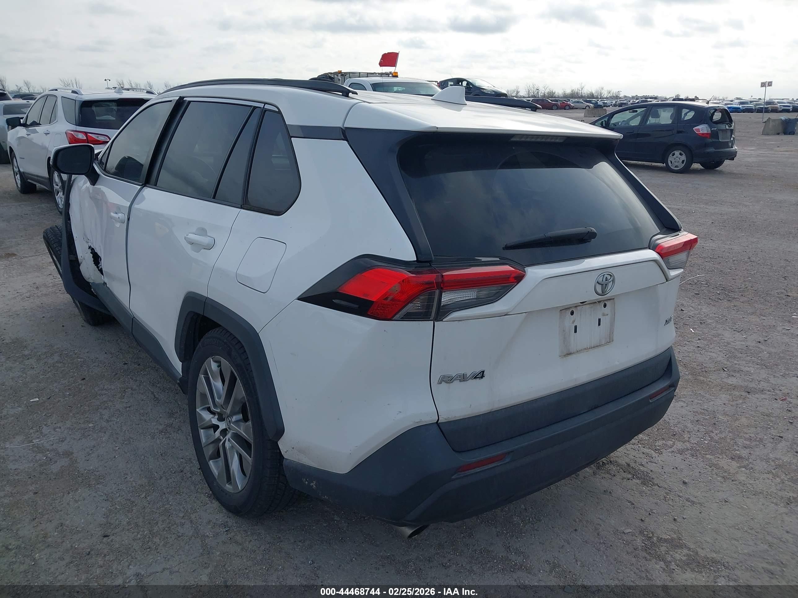 TOYOTA RAV4 image 3