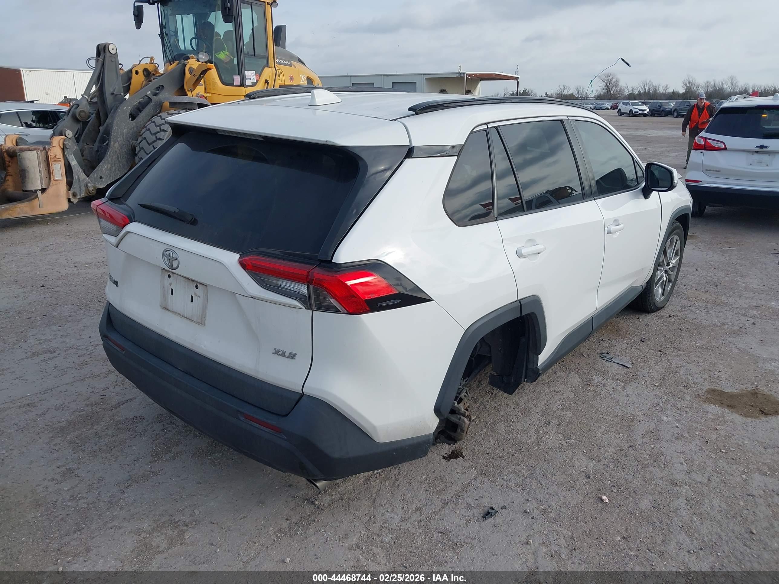 TOYOTA RAV4 image 4