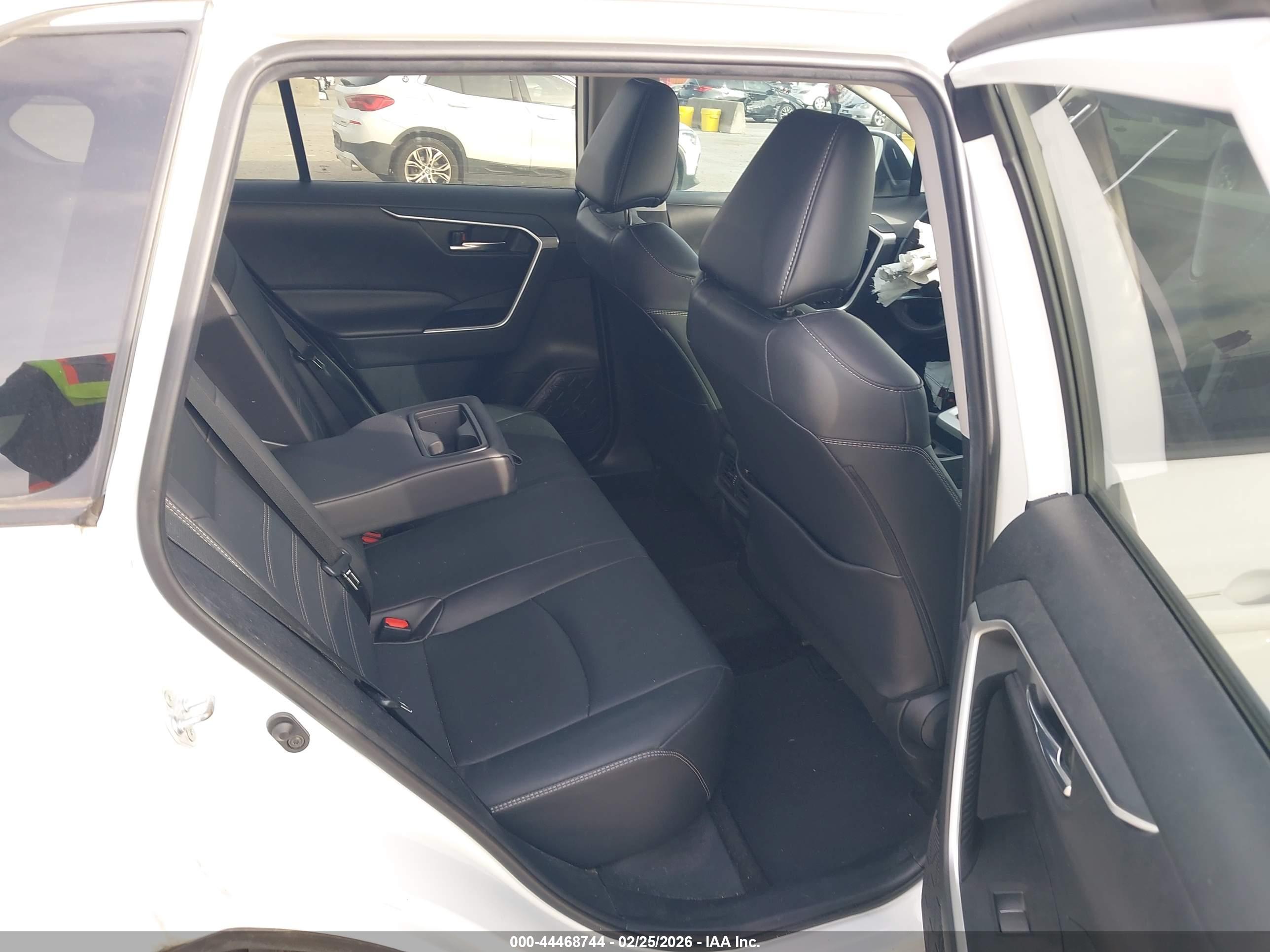 TOYOTA RAV4 image 8