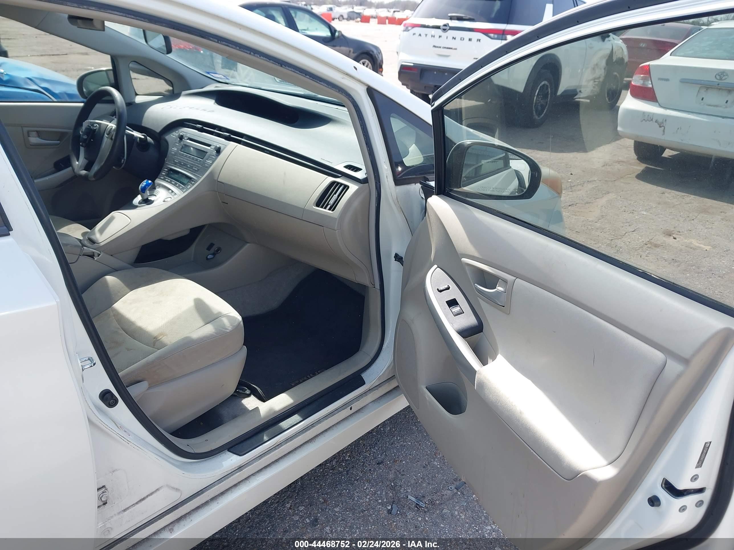 TOYOTA PRIUS image 5