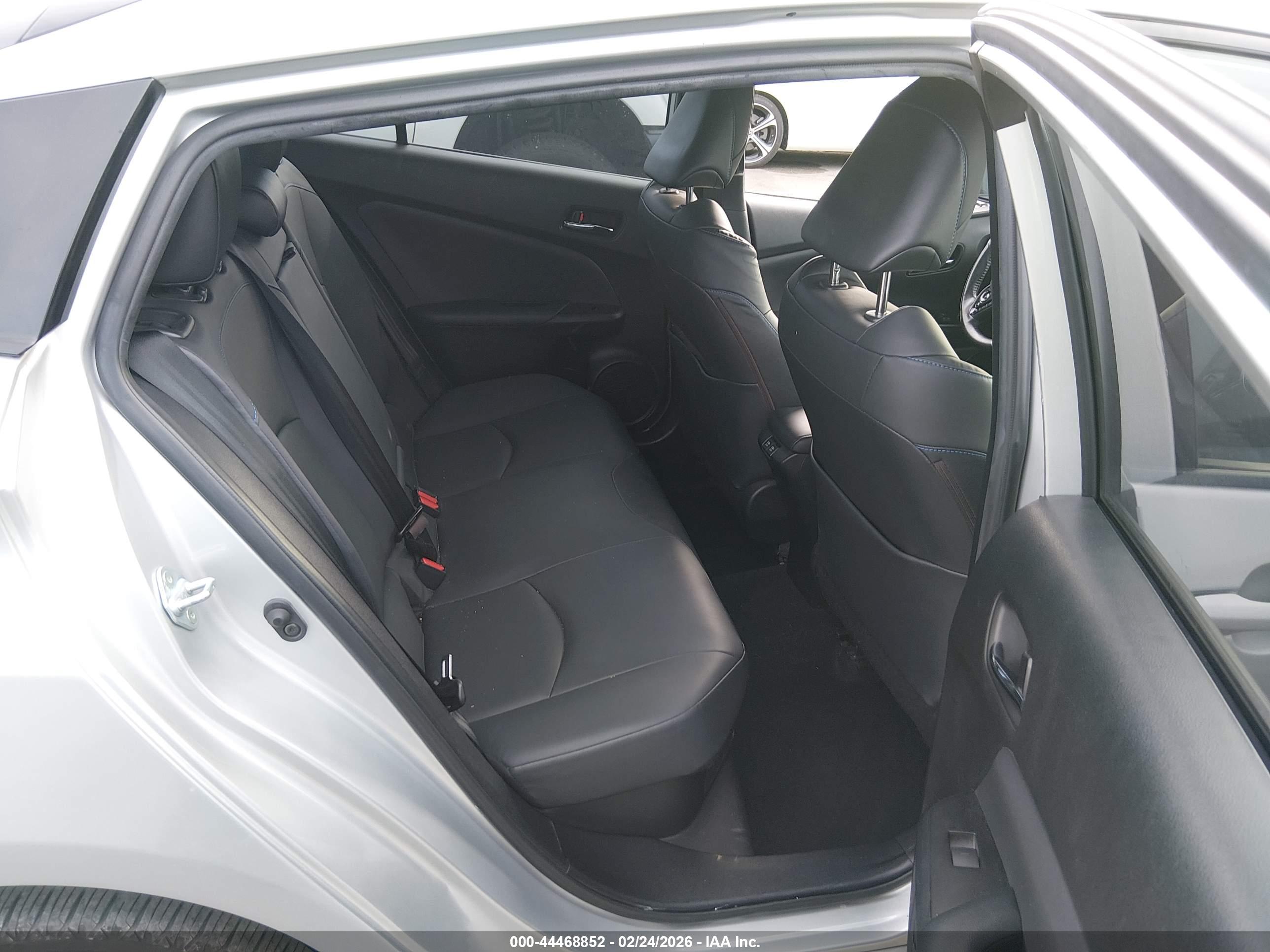 TOYOTA PRIUS image 8