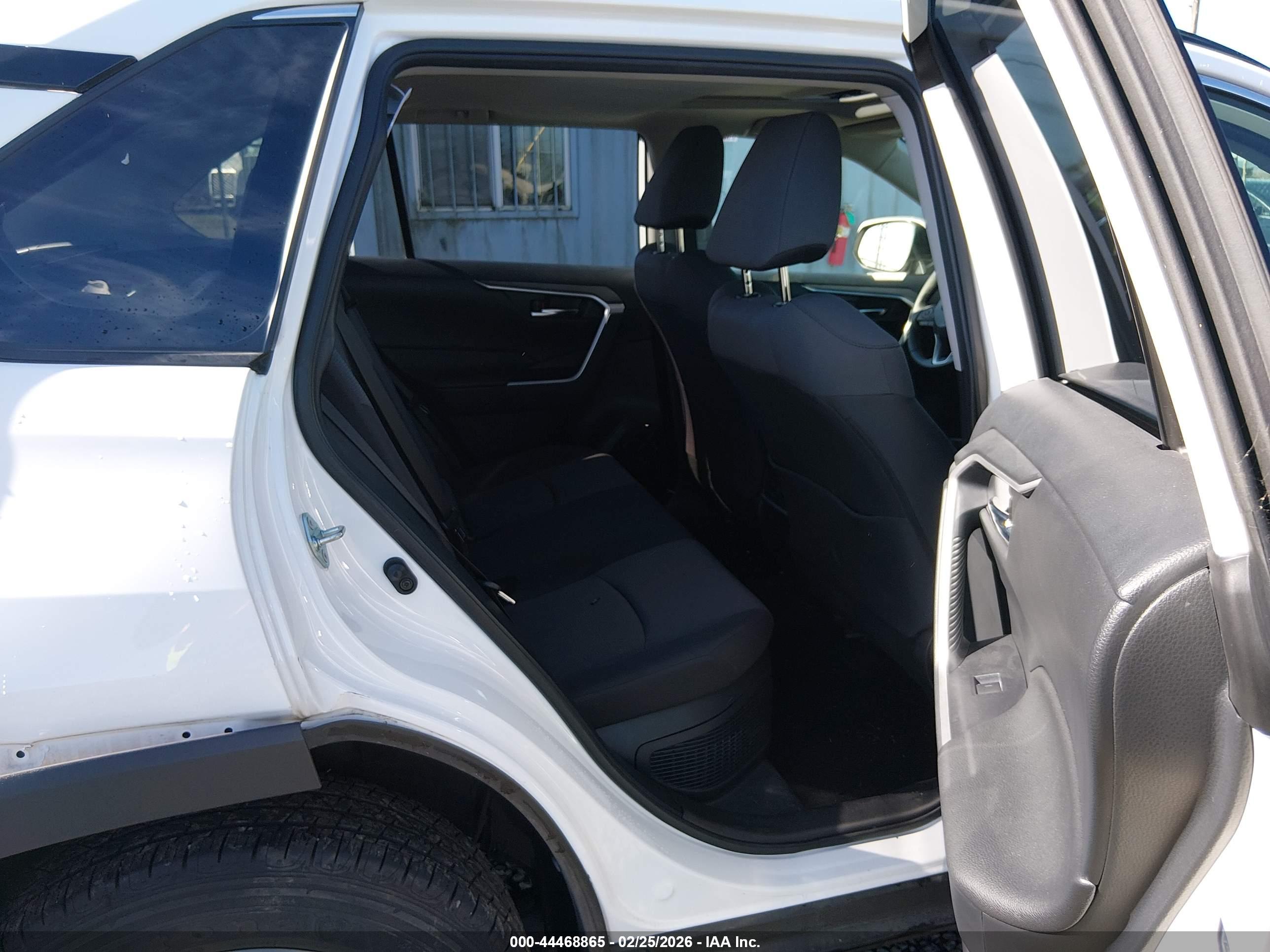 TOYOTA RAV4 image 8