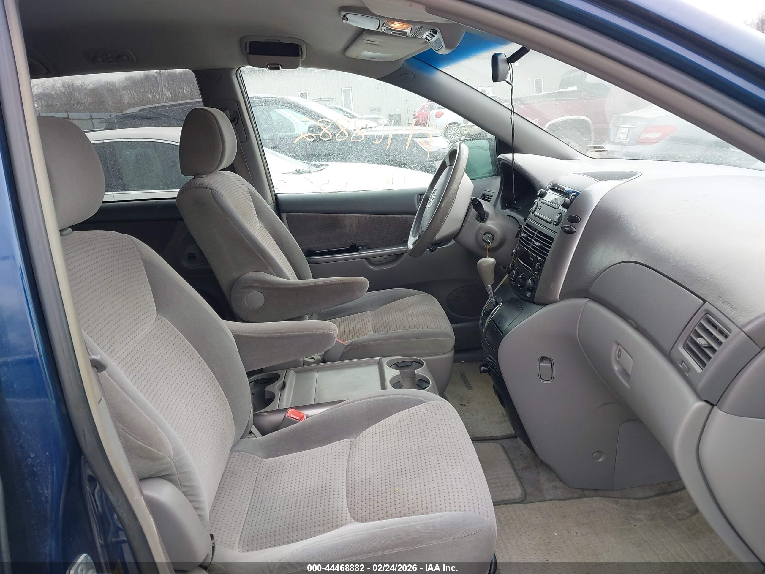 TOYOTA SIENNA image 5