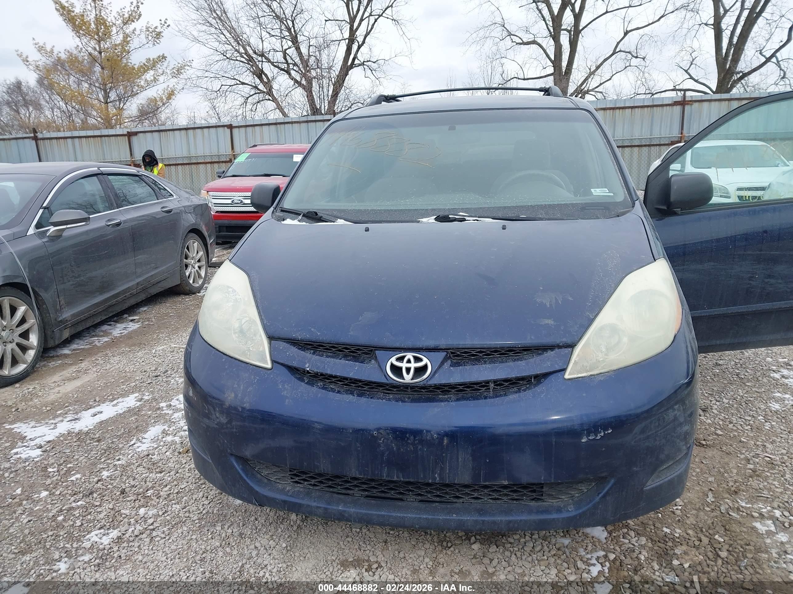 TOYOTA SIENNA image 6