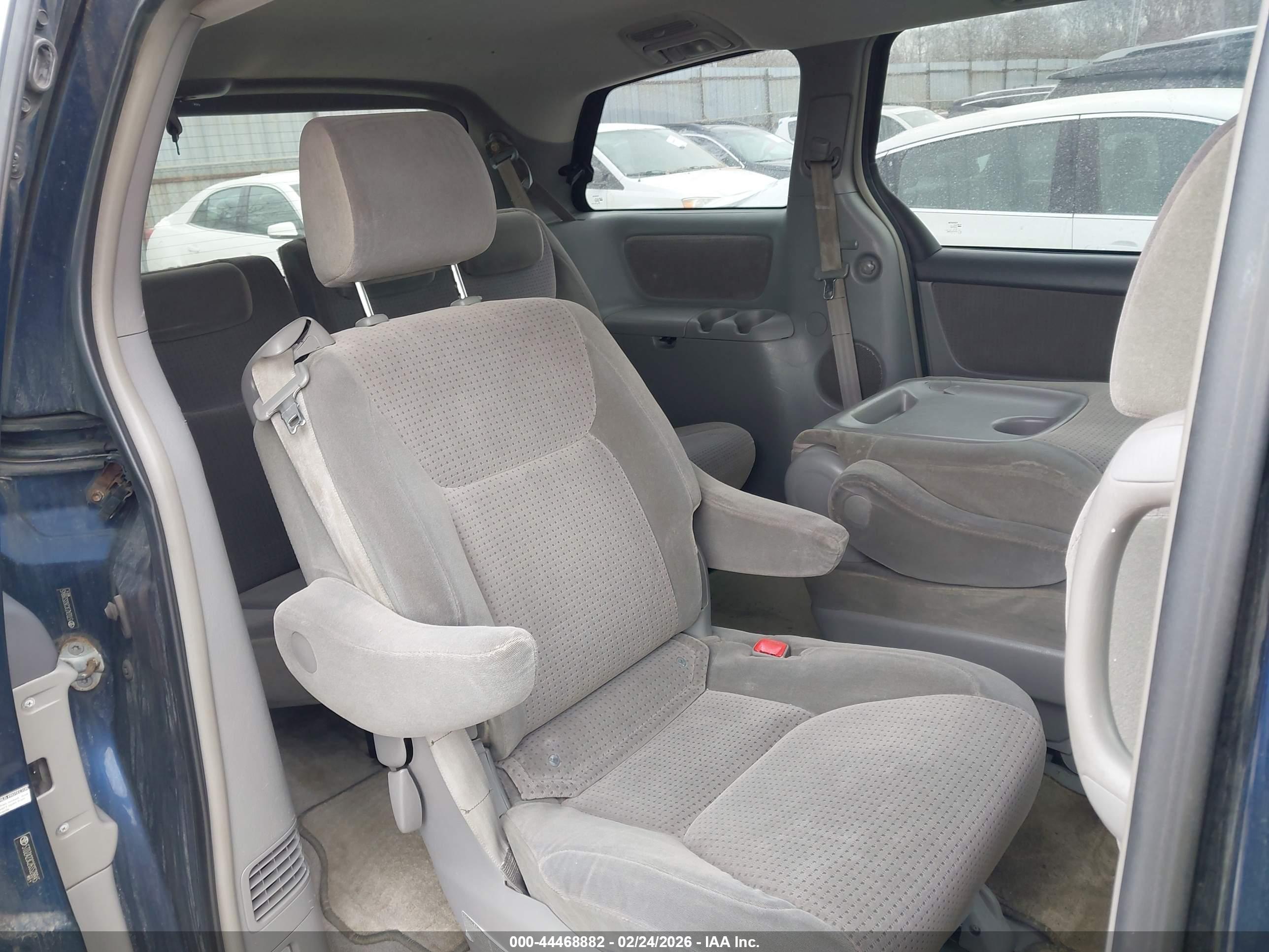 TOYOTA SIENNA image 8