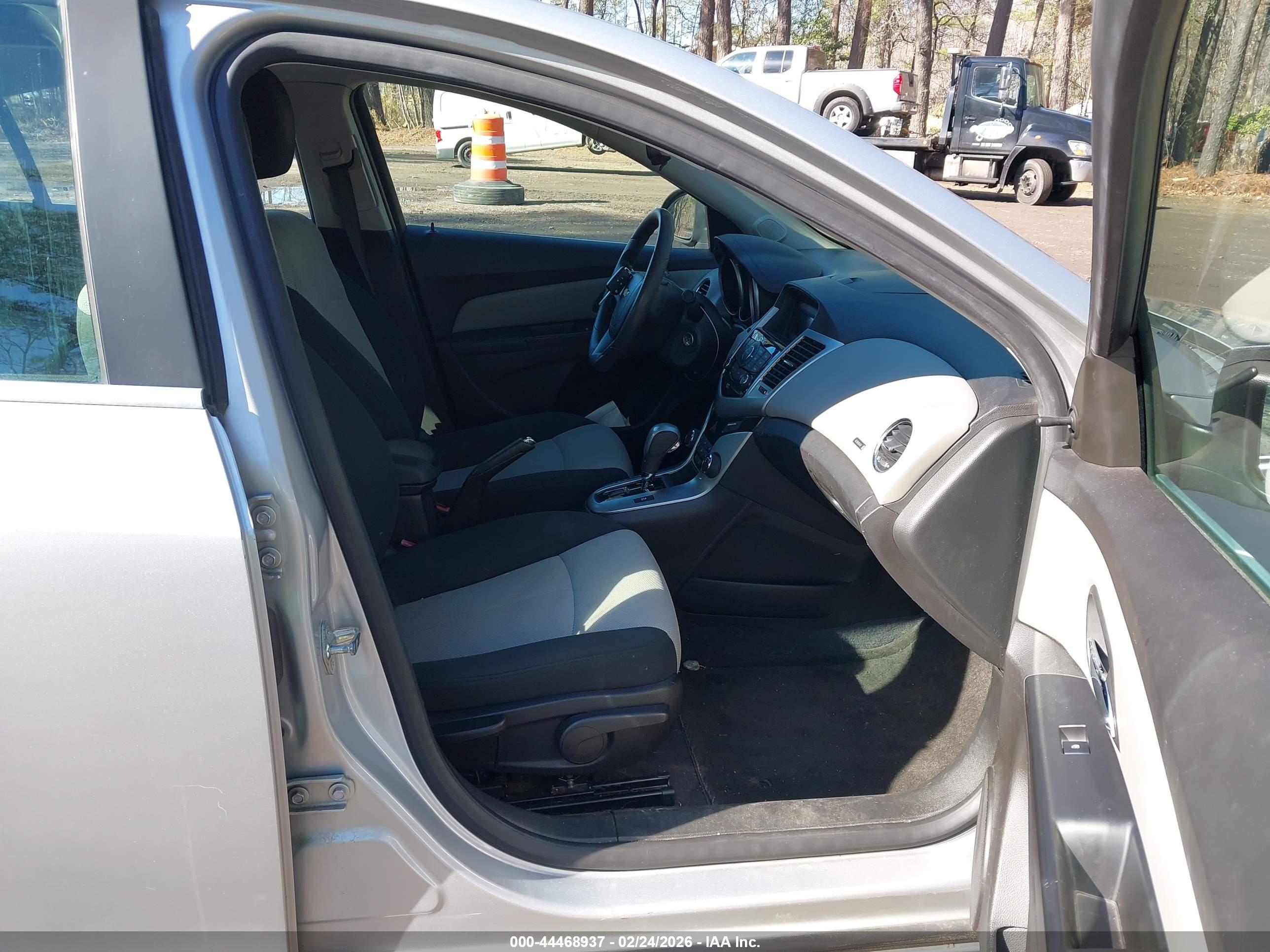 CHEVROLET CRUZE image 5