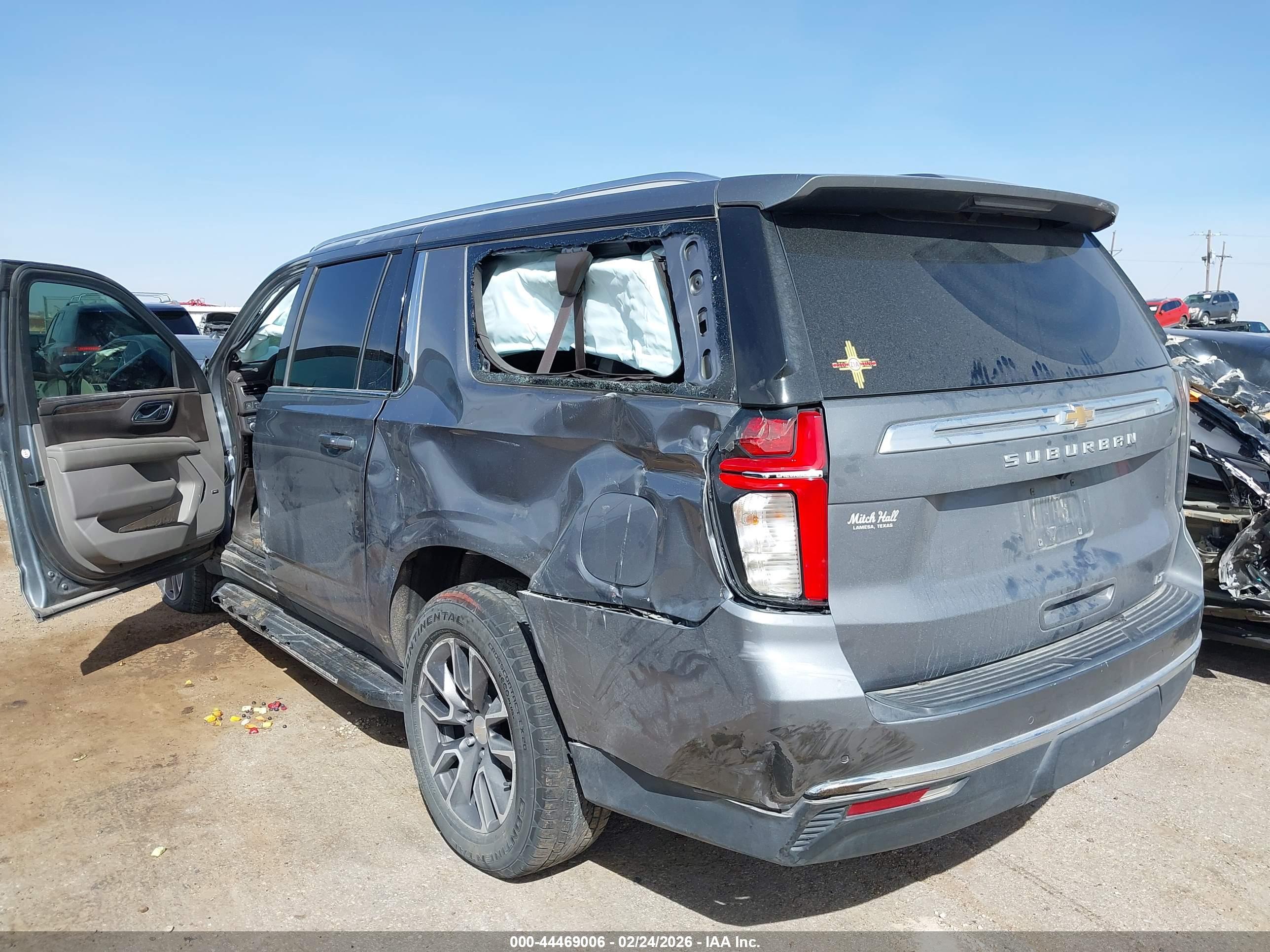 CHEVROLET SUBURBAN image 3