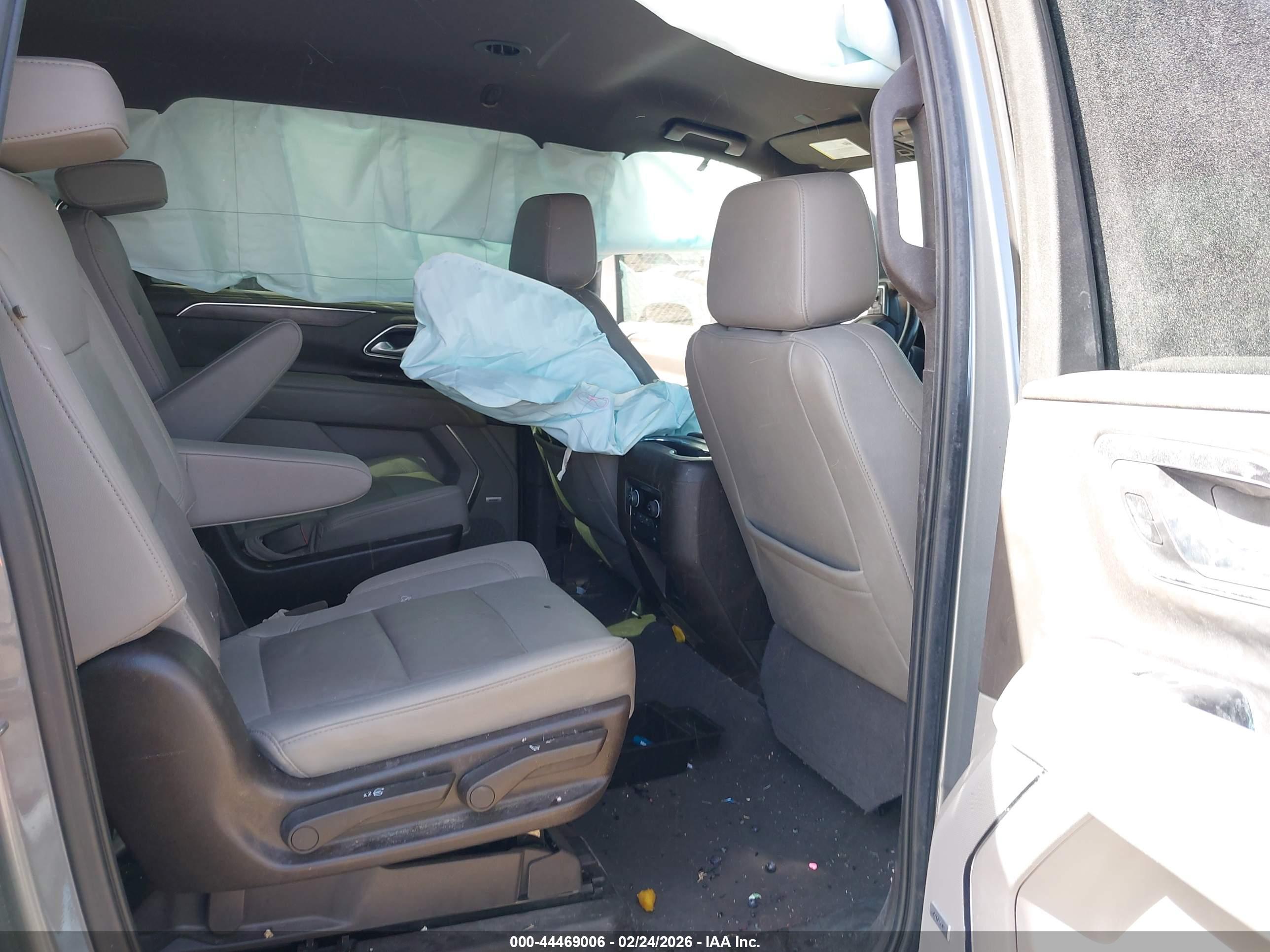 CHEVROLET SUBURBAN image 8