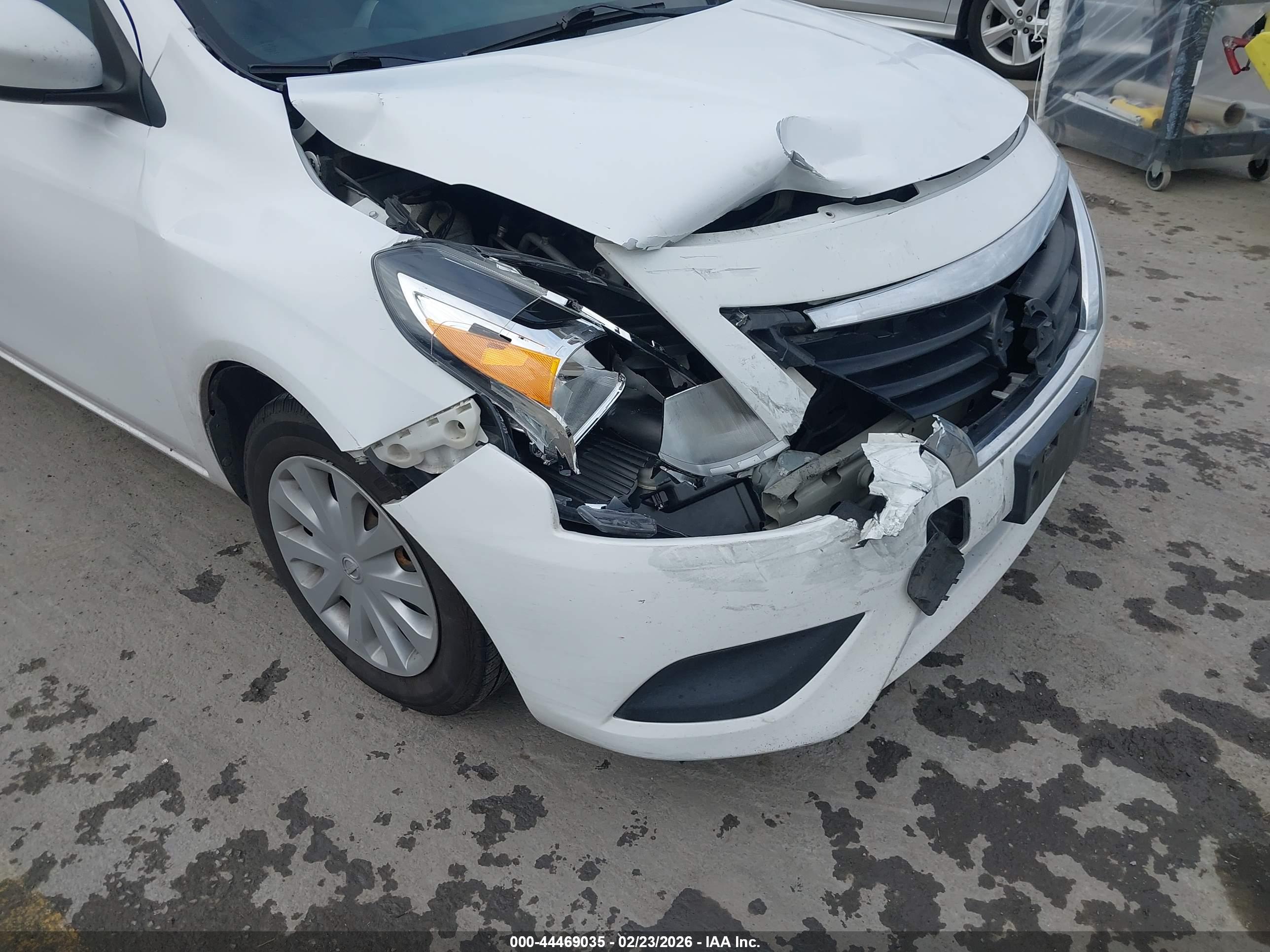 NISSAN VERSA image 6