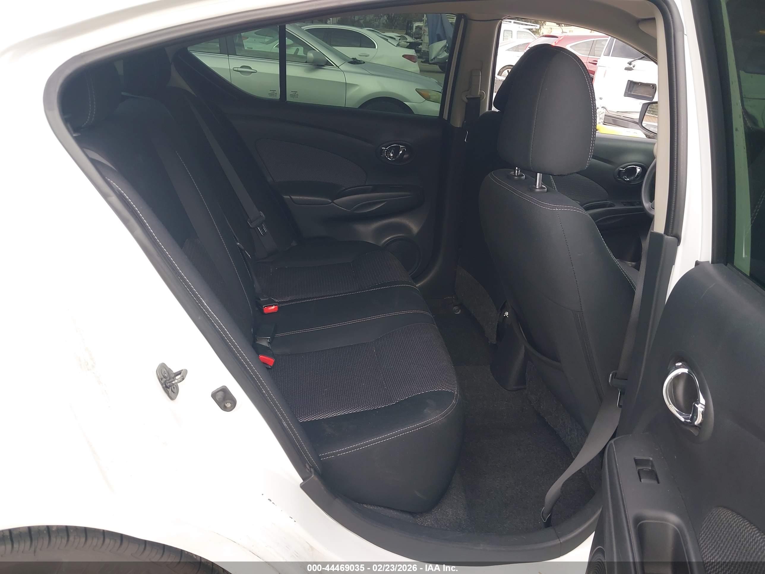 NISSAN VERSA image 8