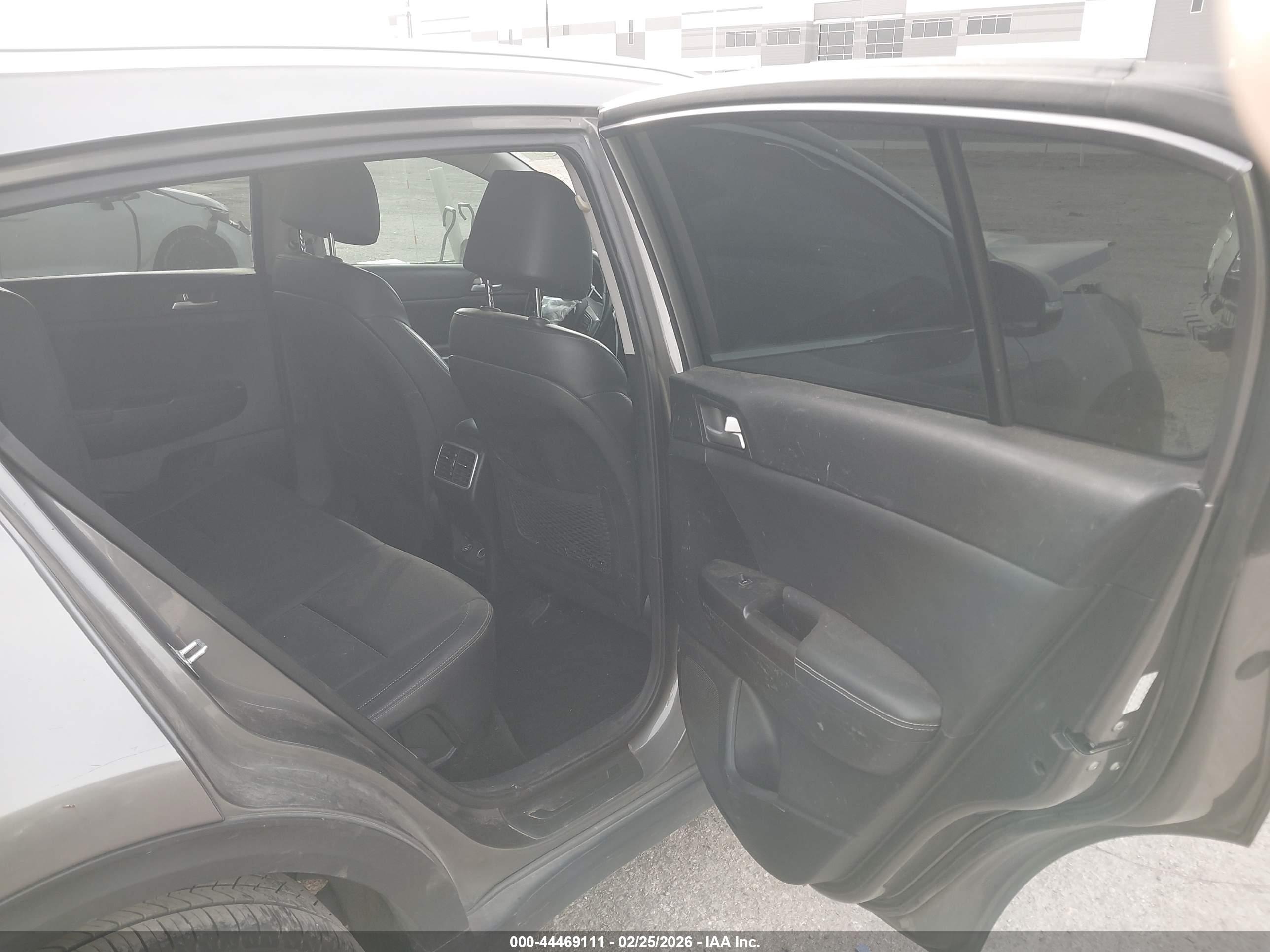 KIA SPORTAGE image 8