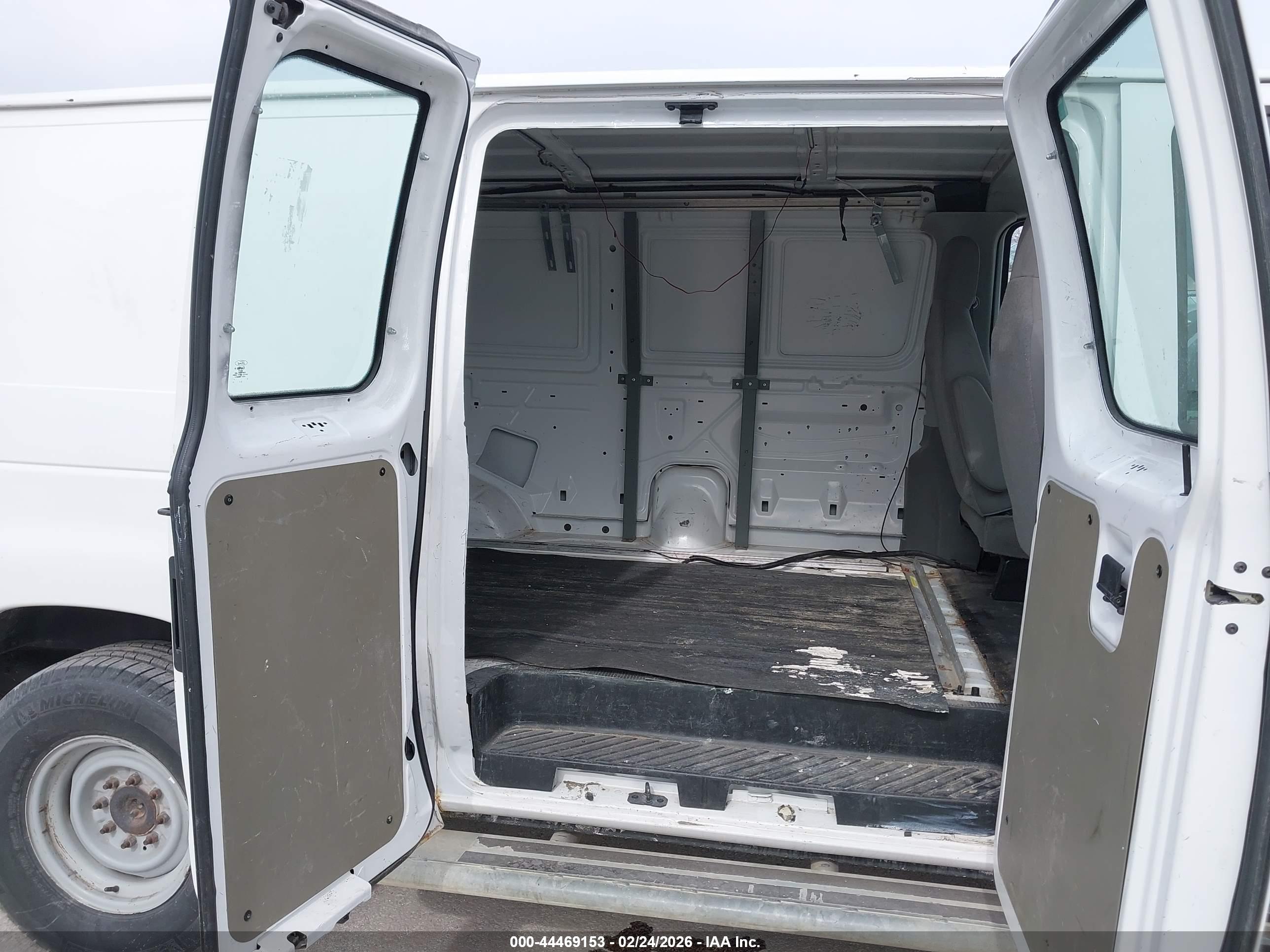 FORD E-250 image 8