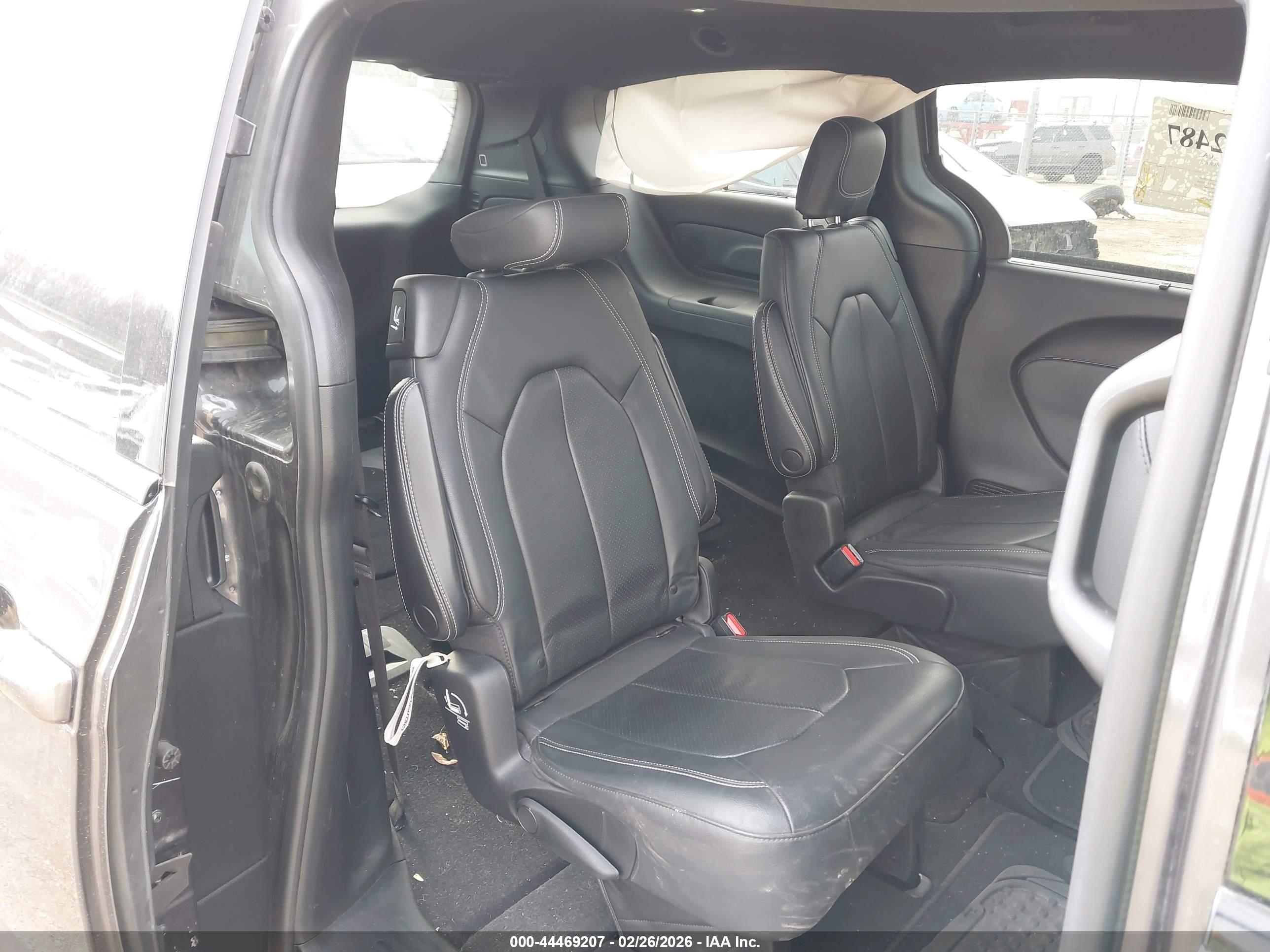 CHRYSLER PACIFICA image 8