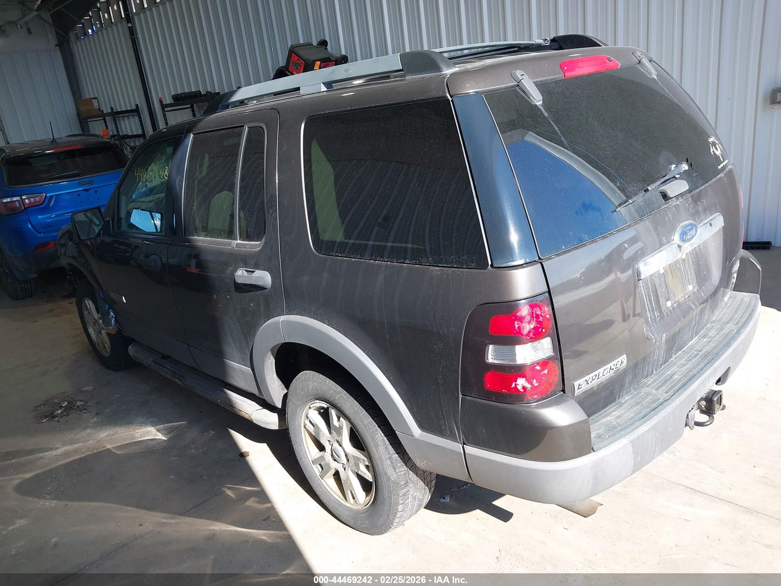 FORD EXPLORER image 3