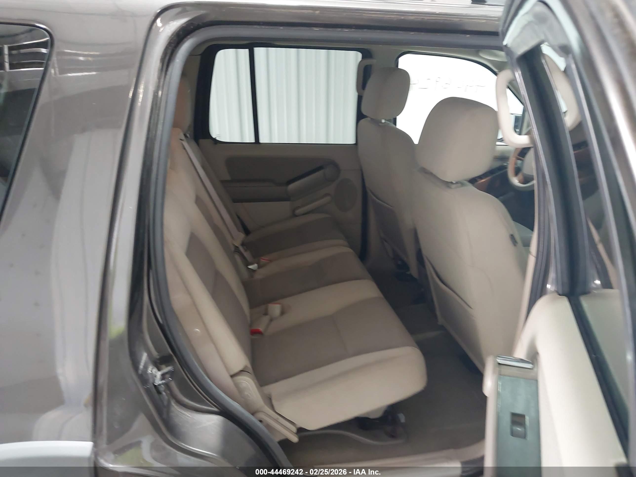 FORD EXPLORER image 8