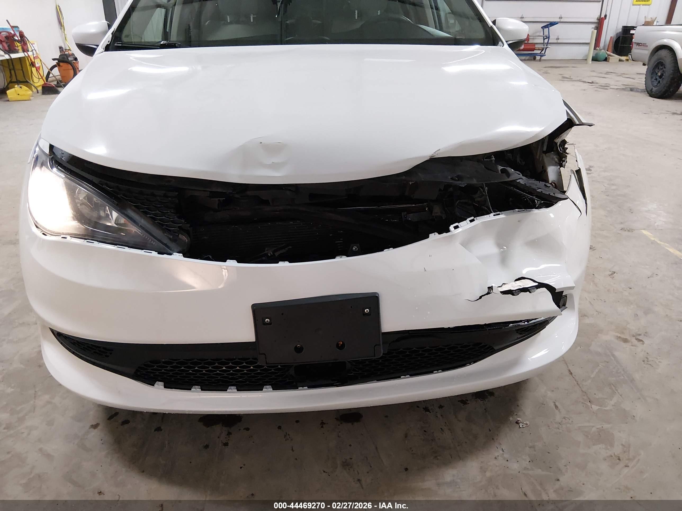 CHRYSLER VOYAGER image 6