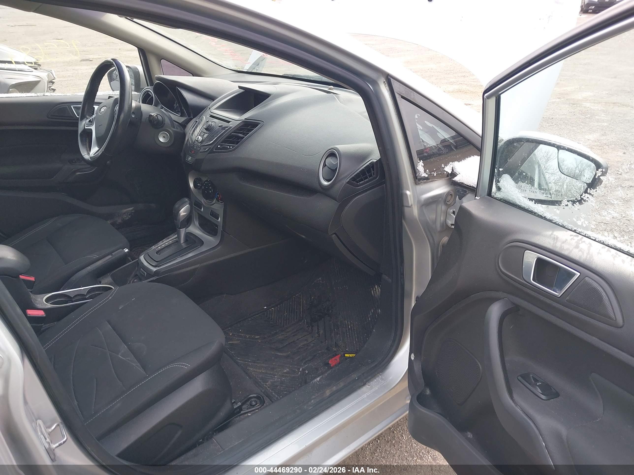 FORD FIESTA image 5