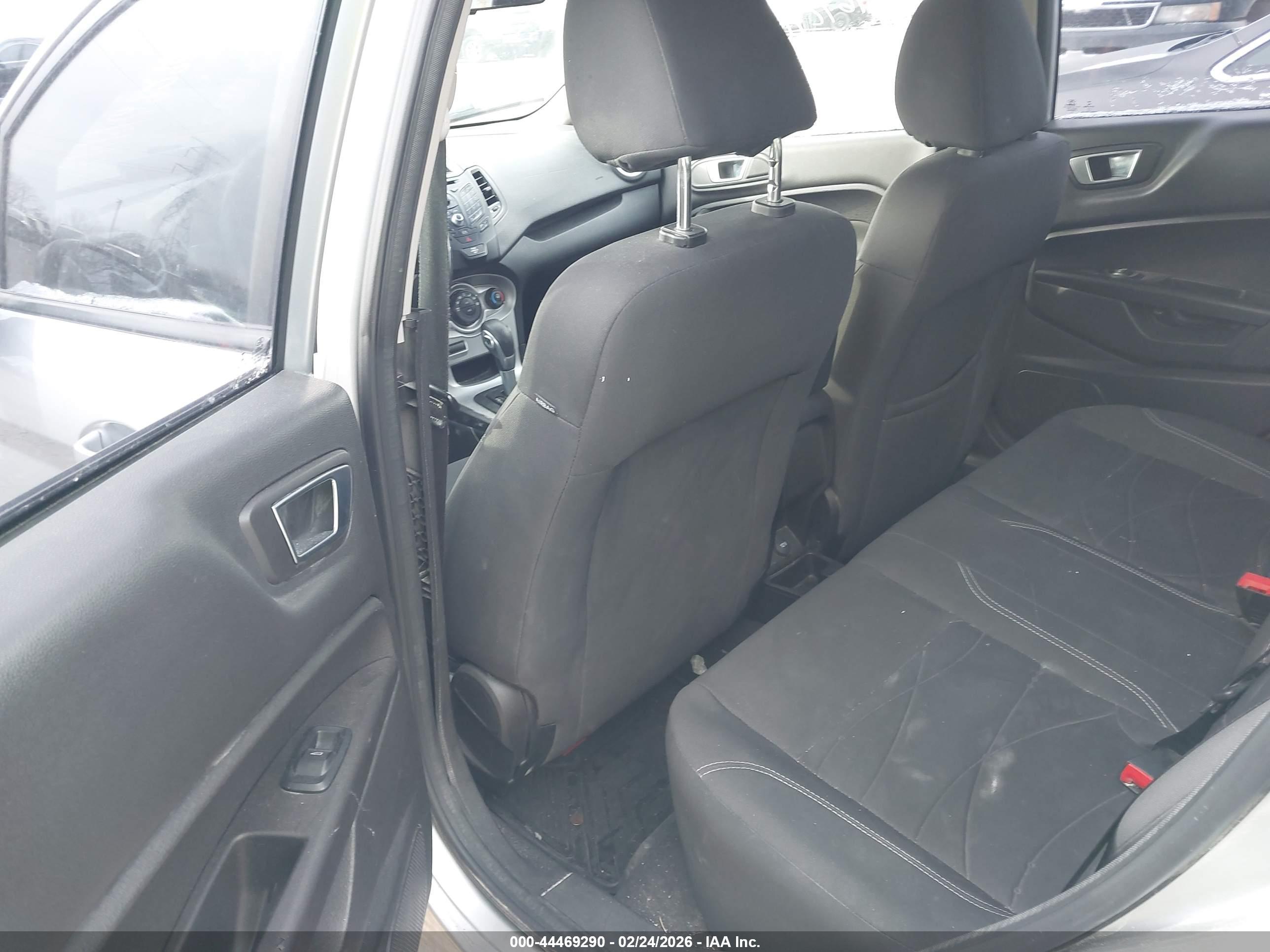 FORD FIESTA image 8