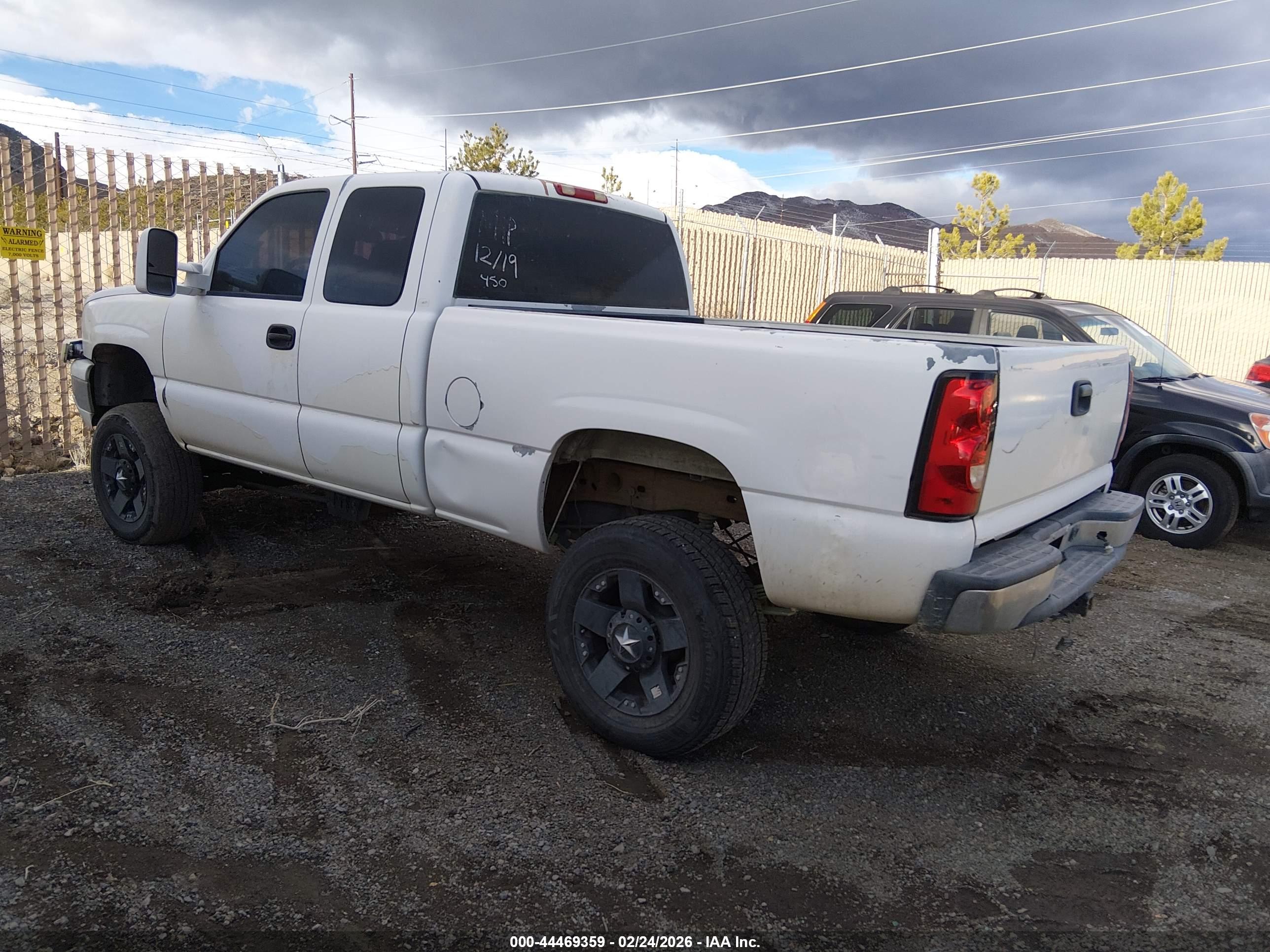 CHEVROLET SILVERADO image 3