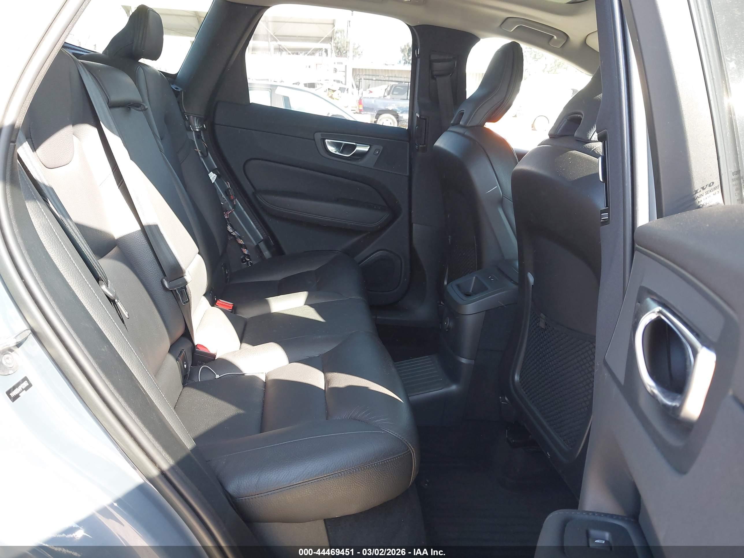 VOLVO XC60 image 8